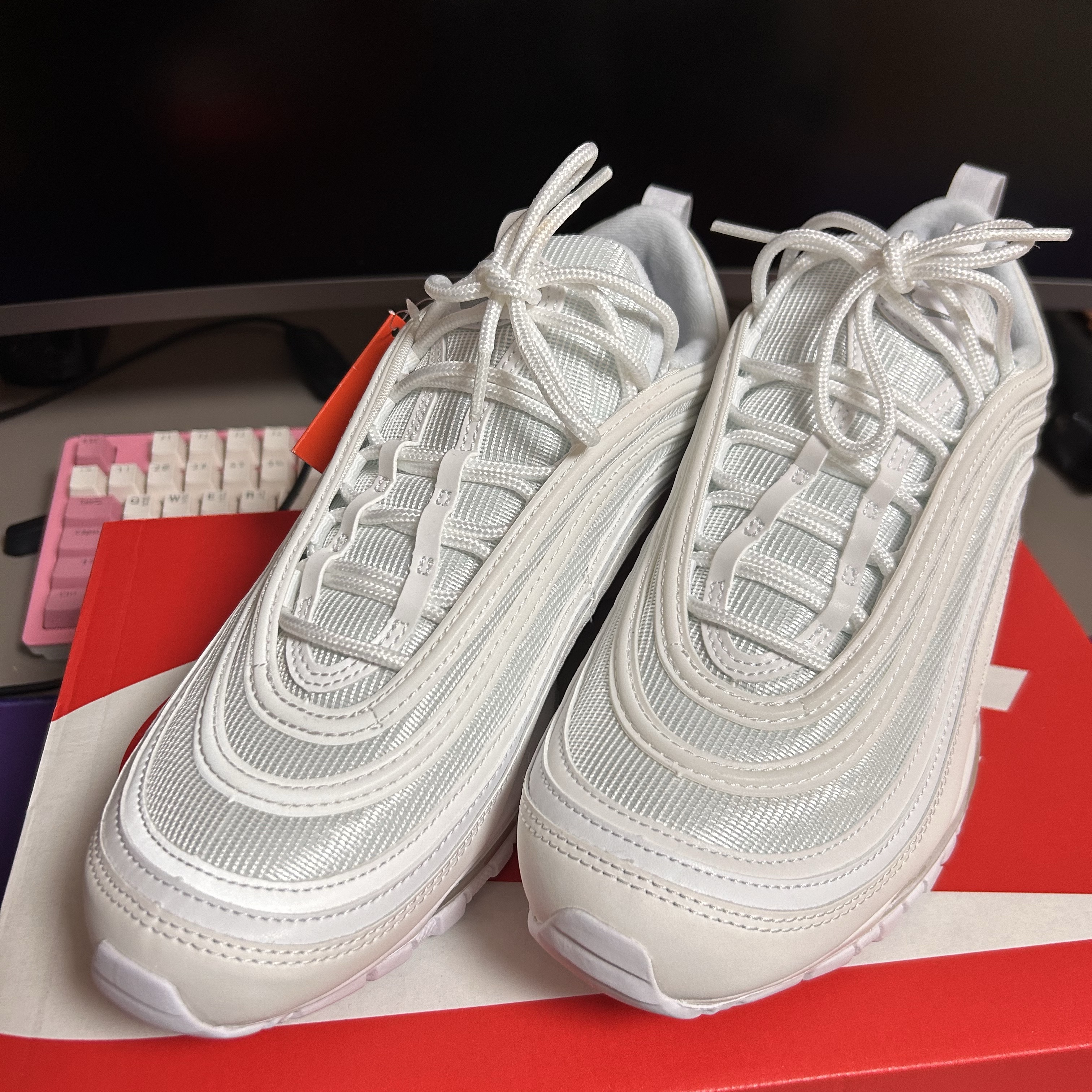 Nike Air Max 97 Triple White Wolf Grey 착용 스타일 - 1