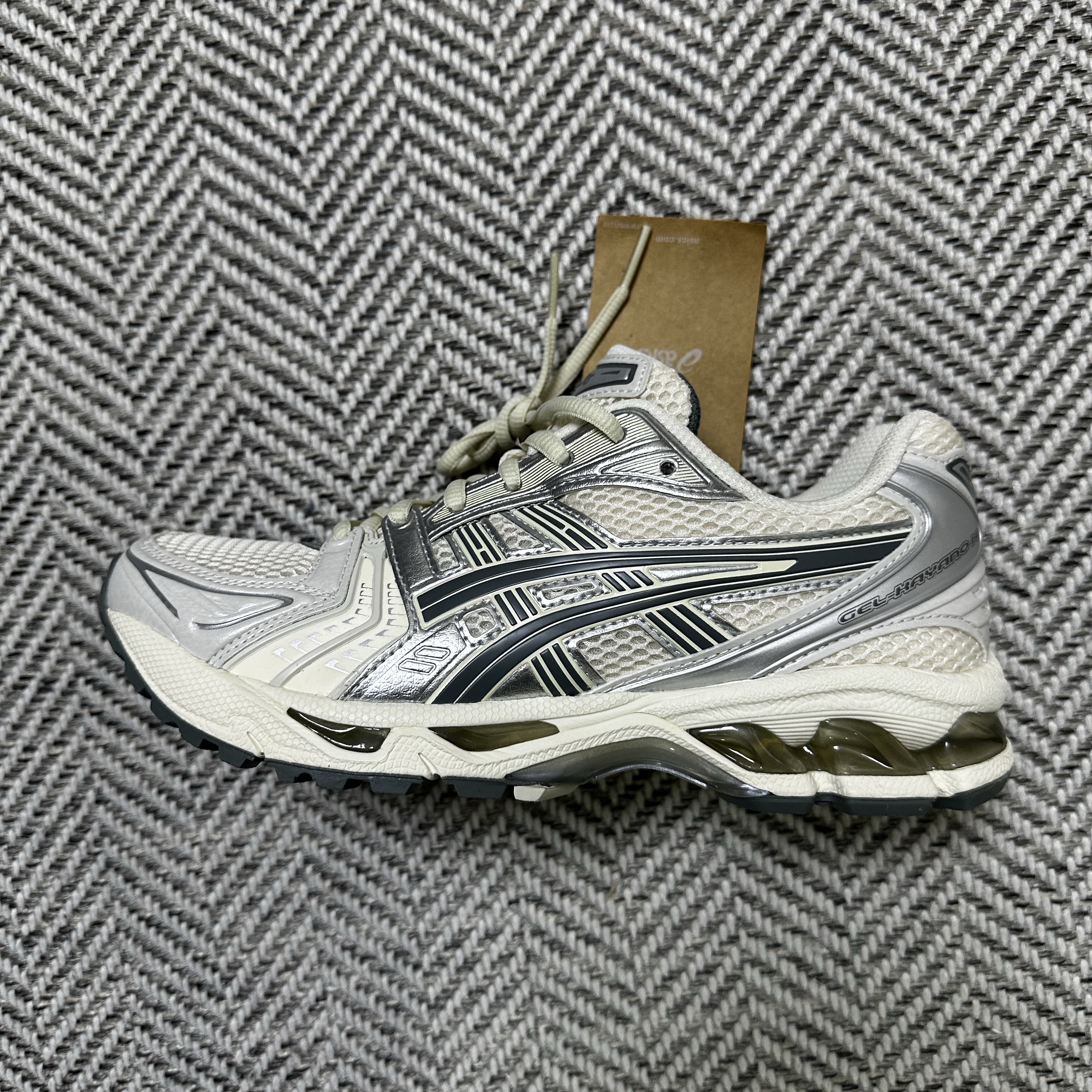 Asics Gel-Kayano 14 Birch Dark Pewter 착용 스타일