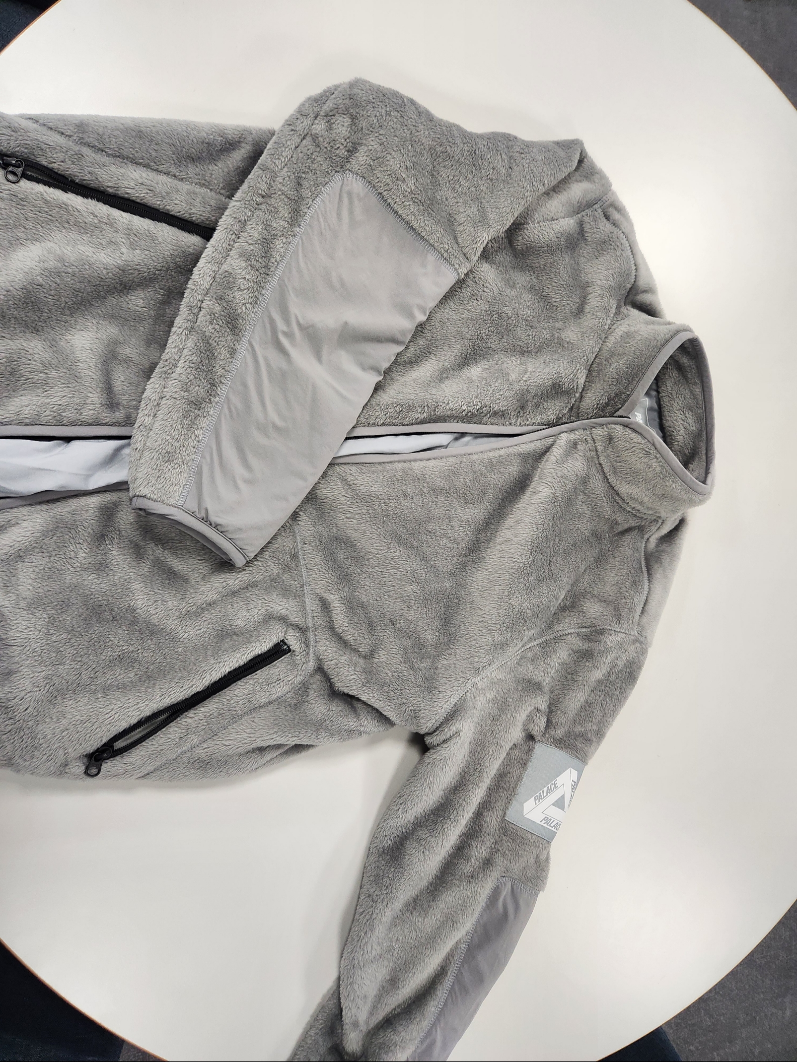 Palace Tech Fleece Funnel Light Grey - 23FW 착용 스타일 - 2