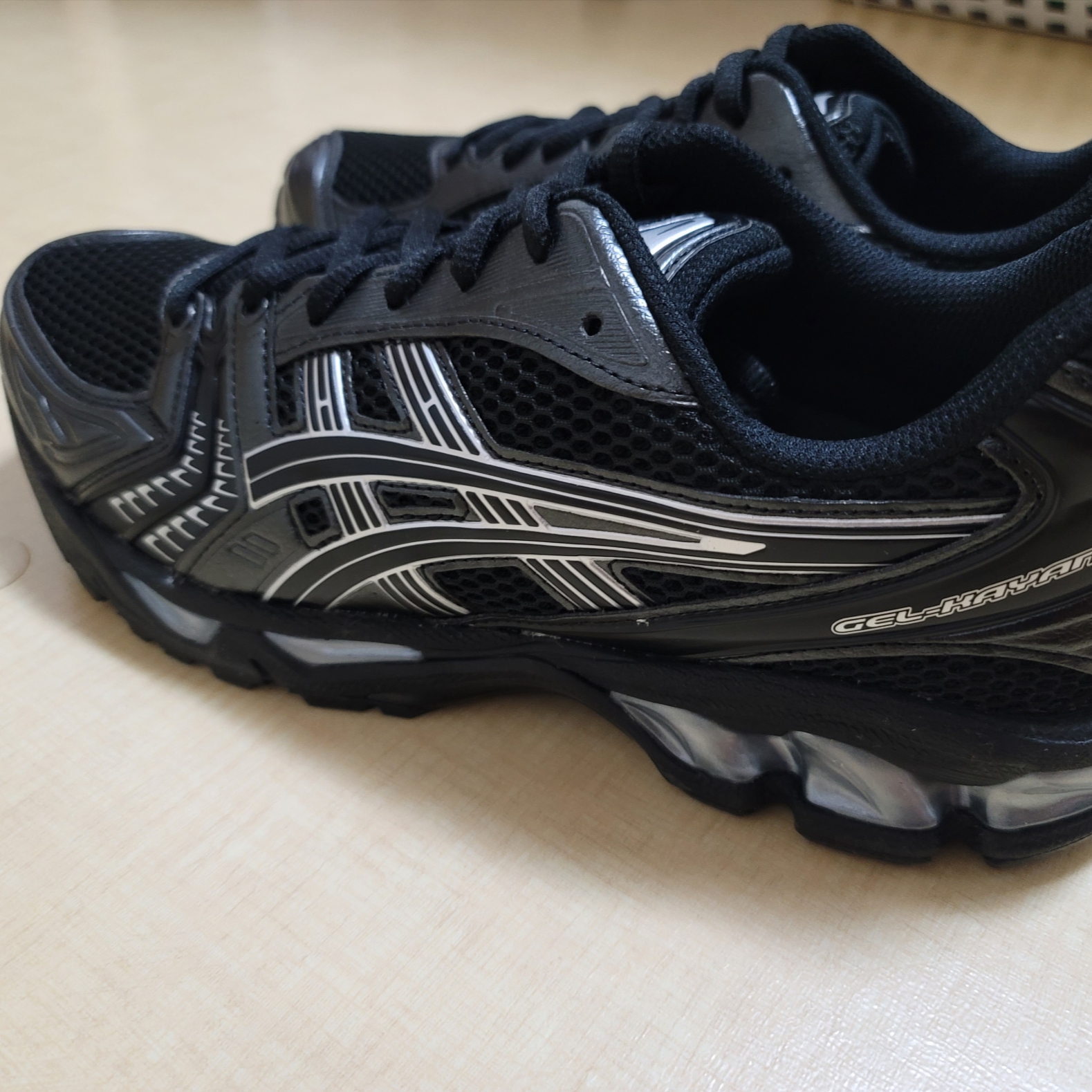 Asics Gel-Kayano 14 Black Pure Silver 착용 스타일 - 2