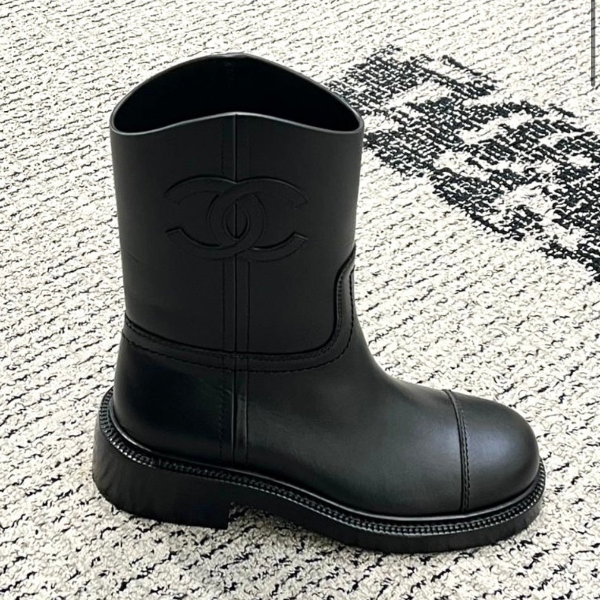 (W) Chanel High Boots Calfskin & Black 착용 스타일
