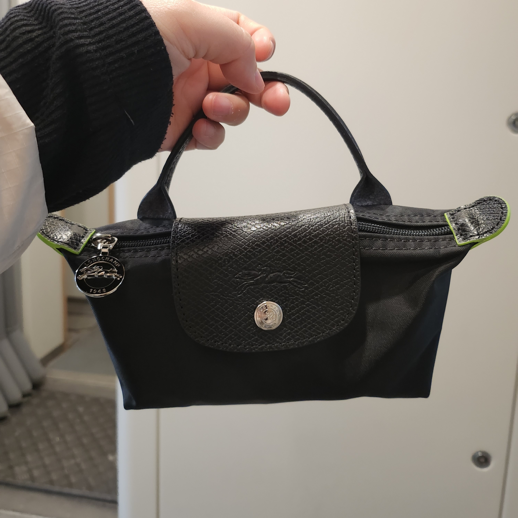 Longchamp Le Pliage Green Handle Pouch Black 착용 스타일