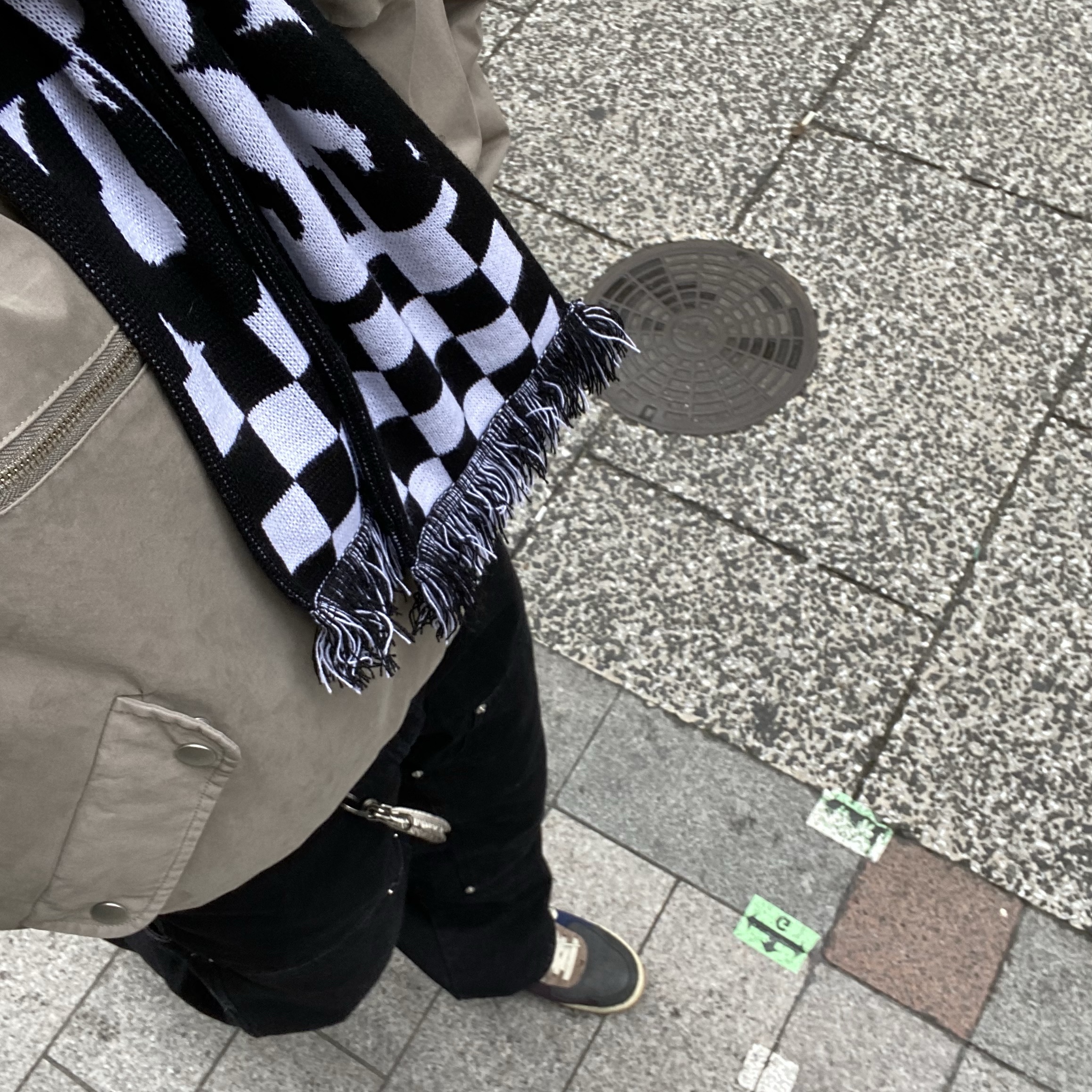 CDG Logo Check Muffler White Black, Grailz Multi Zipper Bomber Jacket Taupe 착용 스타일