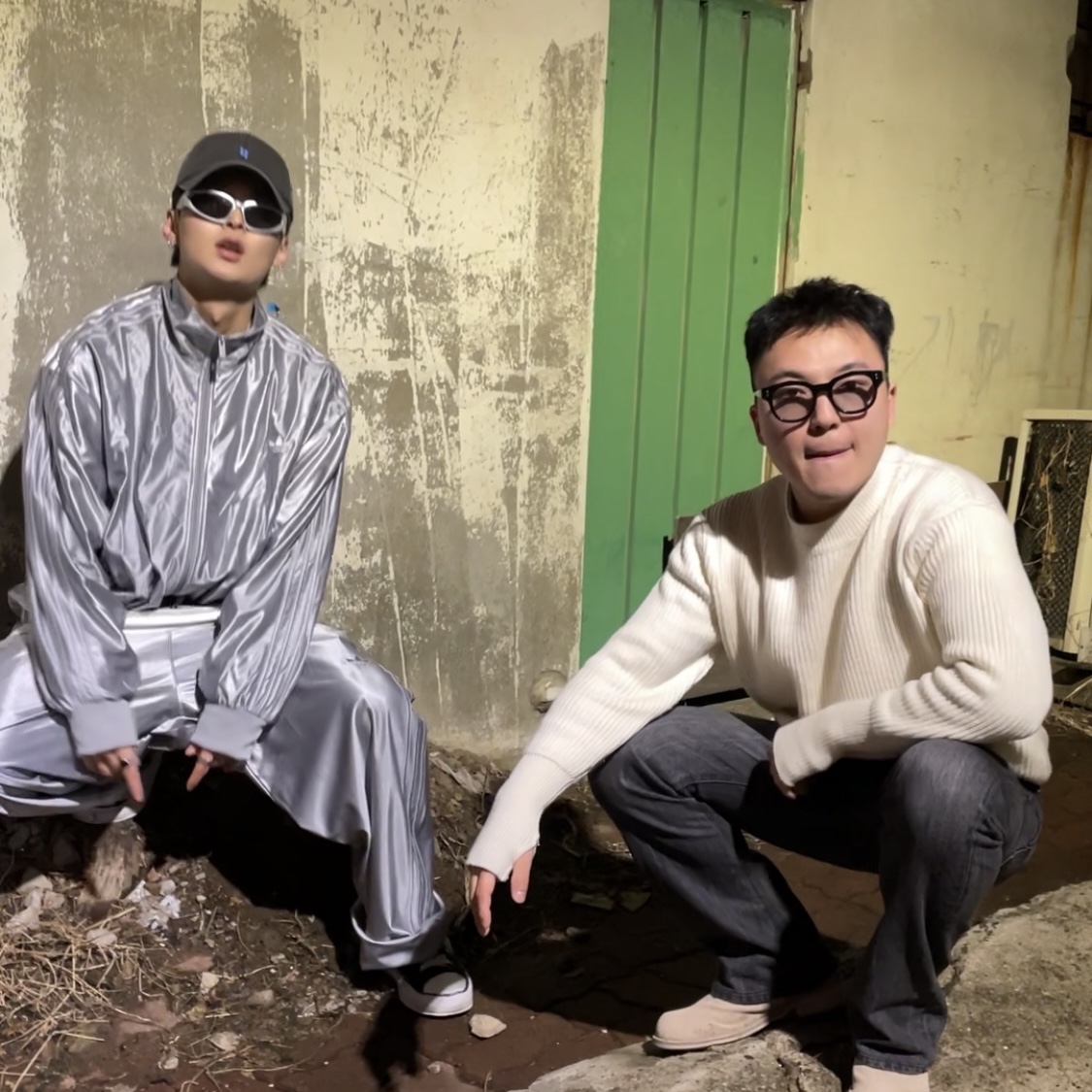 아더에러 시그니피컨트 TRS 태그 캡 01 차콜, 메종 미하라 야스히로 피터슨 OG 솔 캔버스 로우 스니커즈 블랙 착용 스타일
