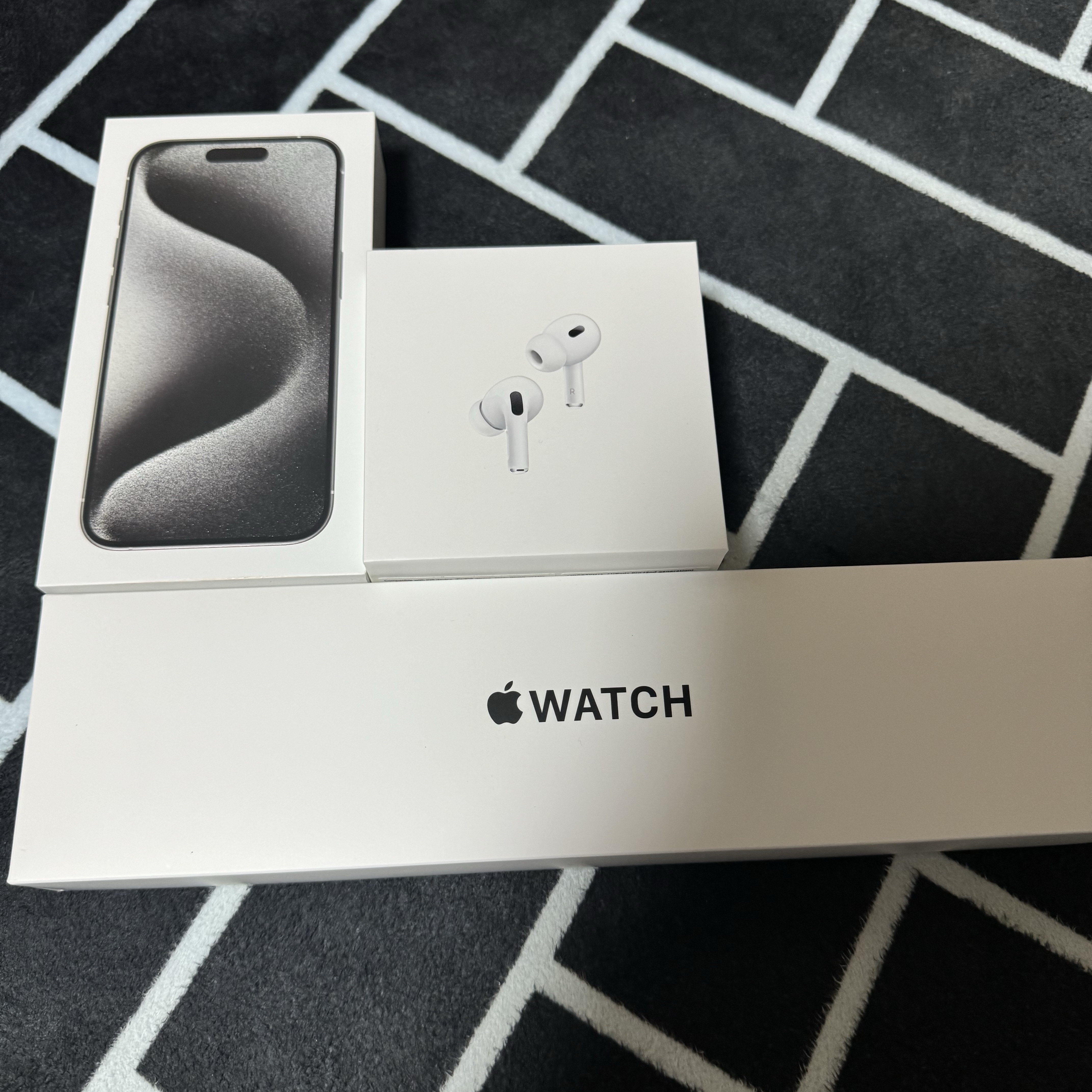 Apple iPhone 15 Pro 256GB White Titanium (Korean Ver.), Apple AirPods Pro 2nd Gen (Korean Ver.) 착용 스타일 - 1