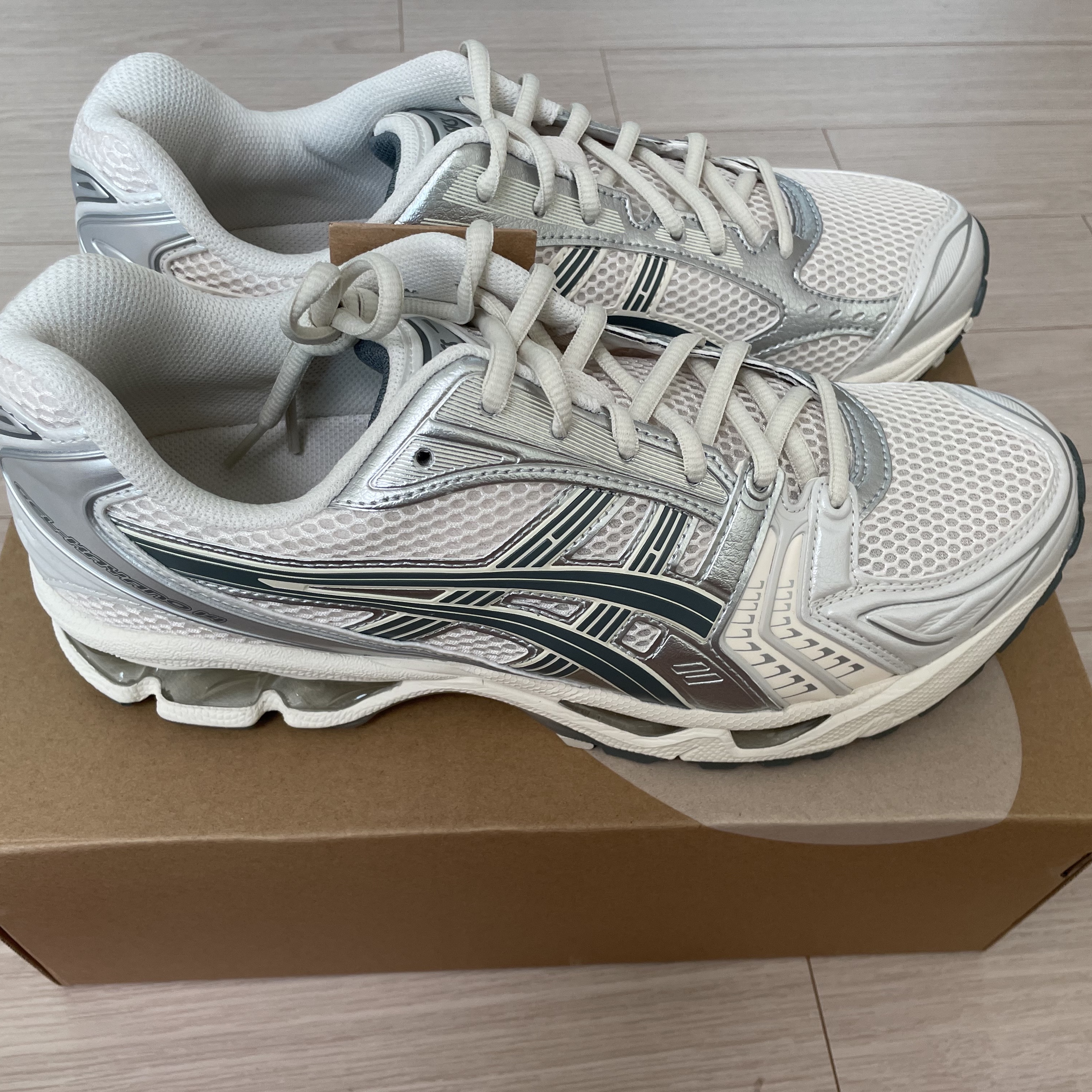Asics Gel-Kayano 14 Birch Dark Pewter 착용 스타일