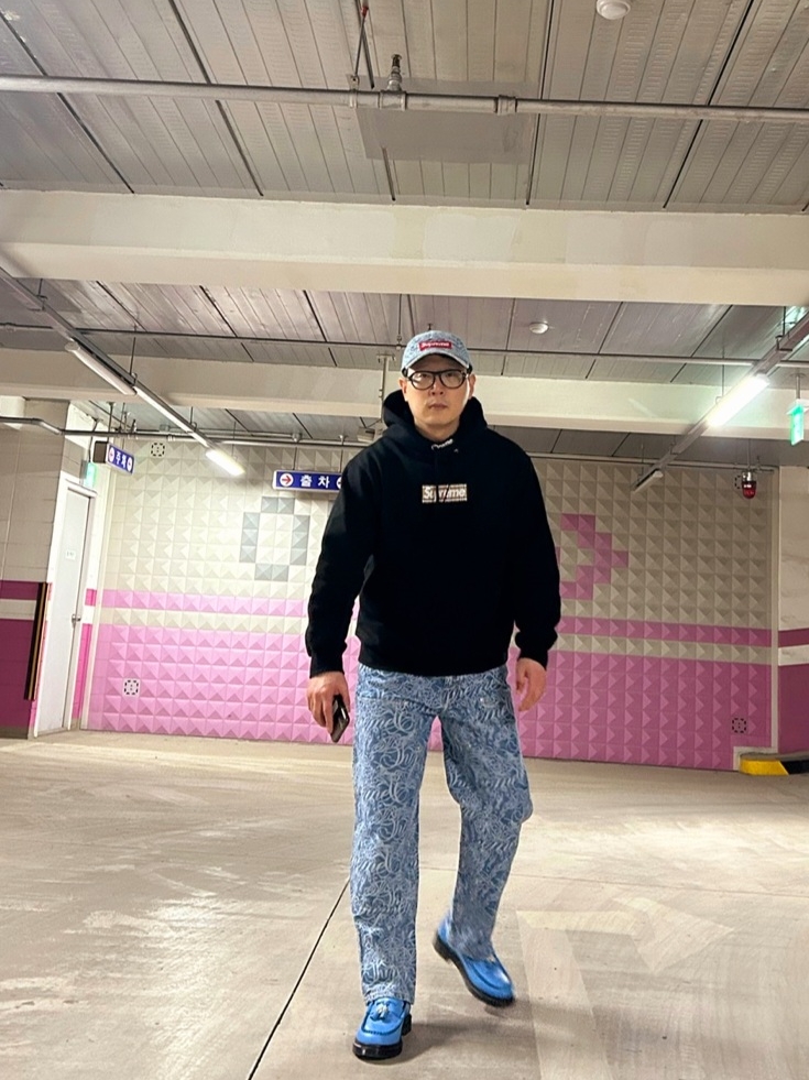 Supreme x Burberry Box Logo Hooded Sweatshirt Black - 22SS, Dr. Martens x Supreme Penton Tassel Loafer Royal Blue 착용 스타일 - 2
