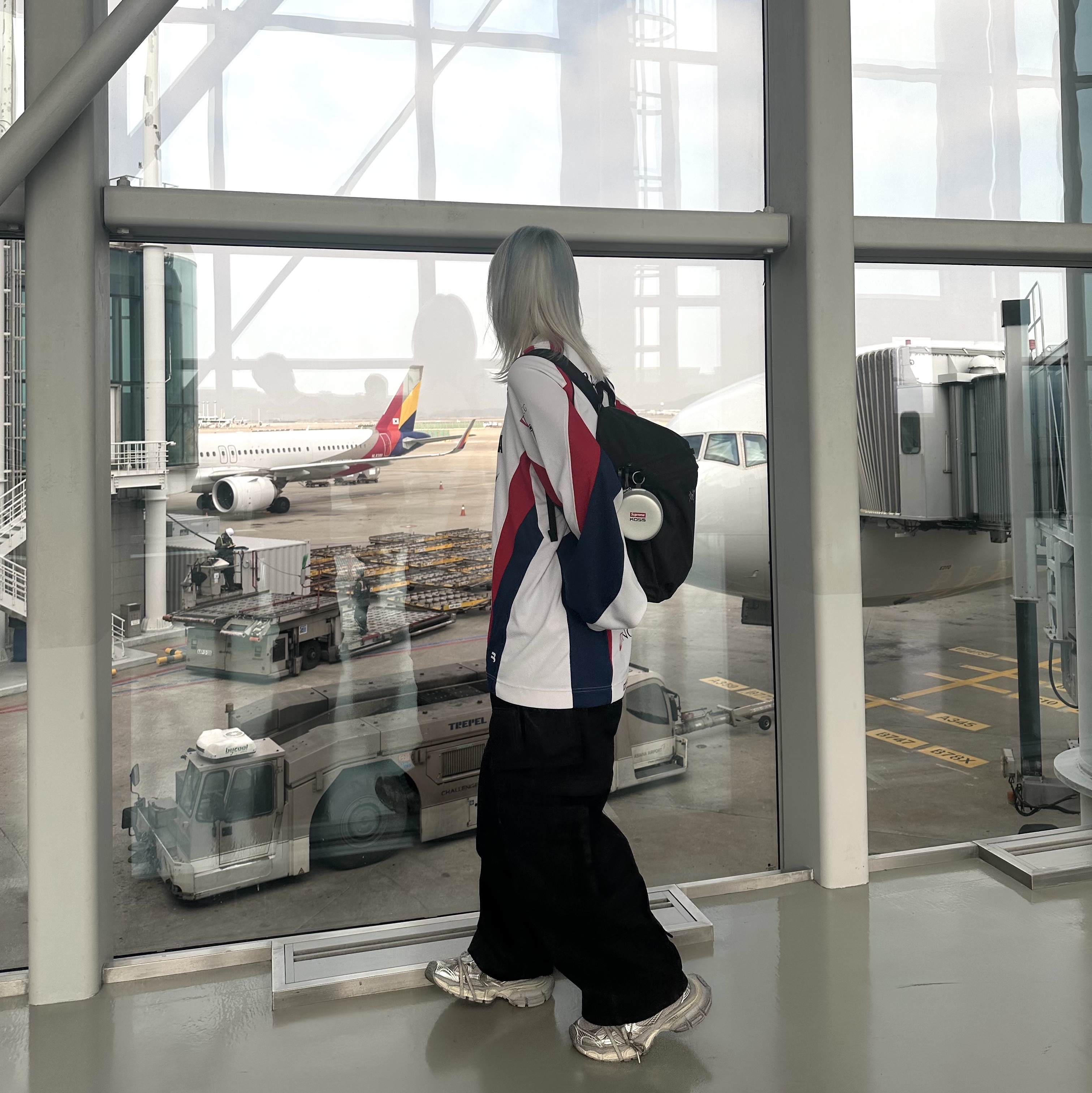 Supreme x Koss Portapro Headphones Silver - 23FW, Balenciaga 3XL Sneakers Light Beige 착용 스타일 - 3