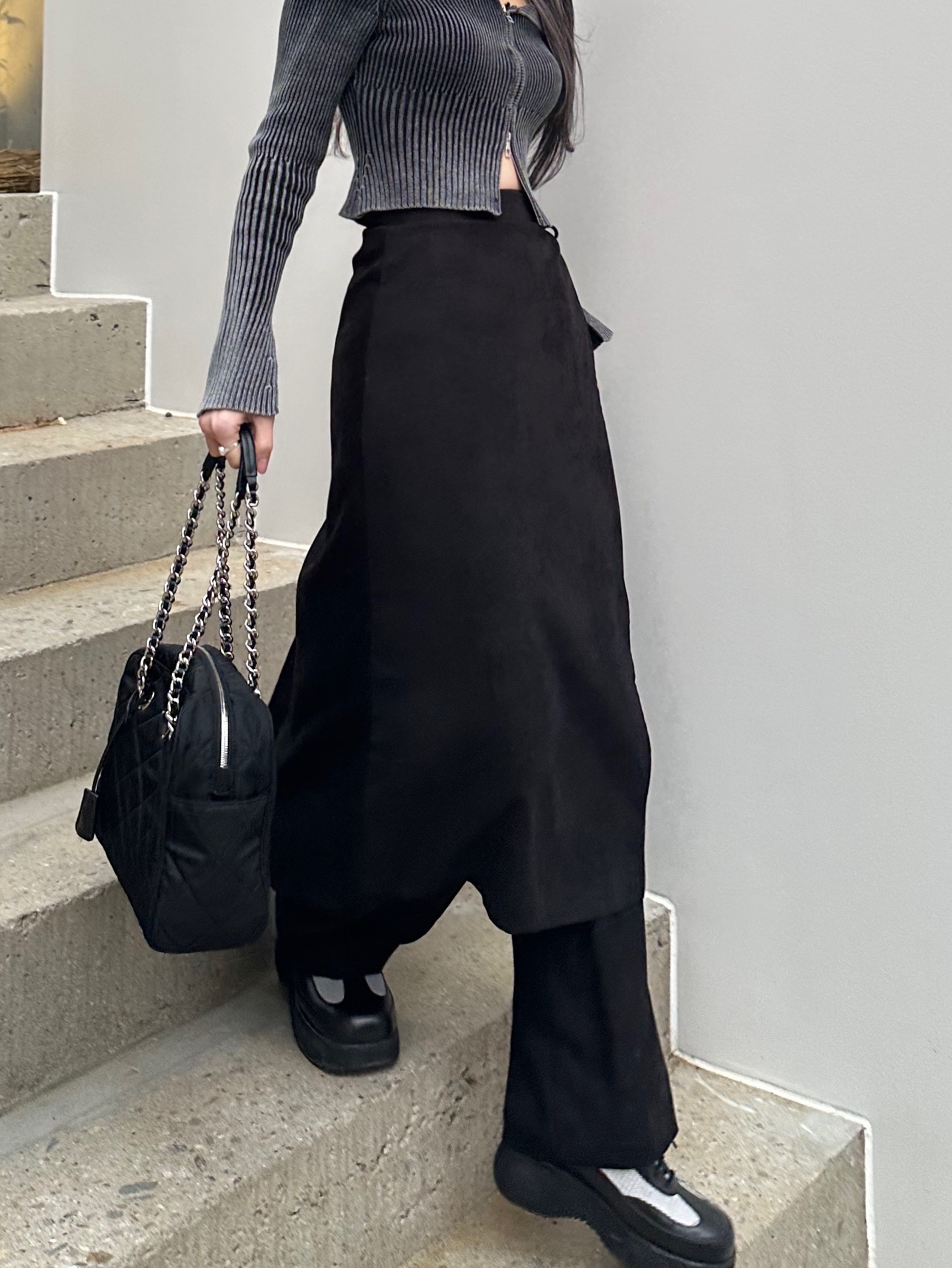 Prada Nylon Quilted Chain Mini Shoulder Bag Black, Jacquemus La Chaine Signature Logo Chain Necklace Silver 착용 스타일 - 2