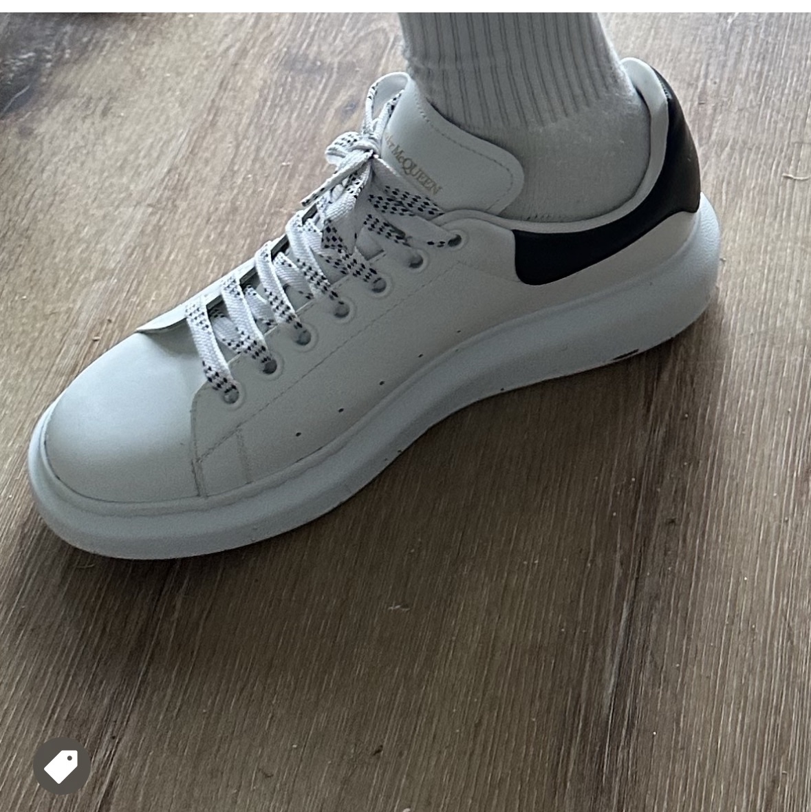 Alexander McQueen Oversized Sneakers White Black 착용 스타일
