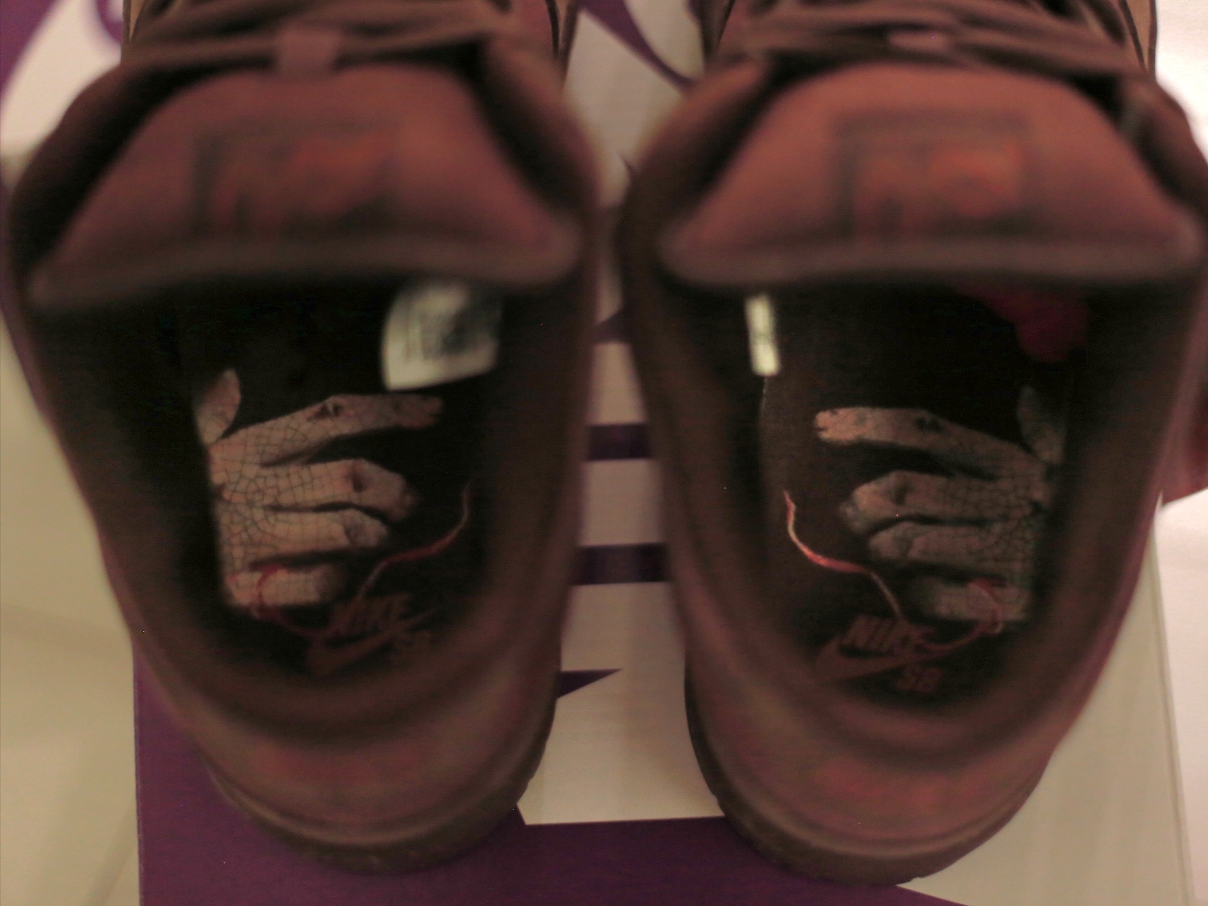 Nike SB Dunk Low PRM Burgundy Crush 착용 스타일 - 5