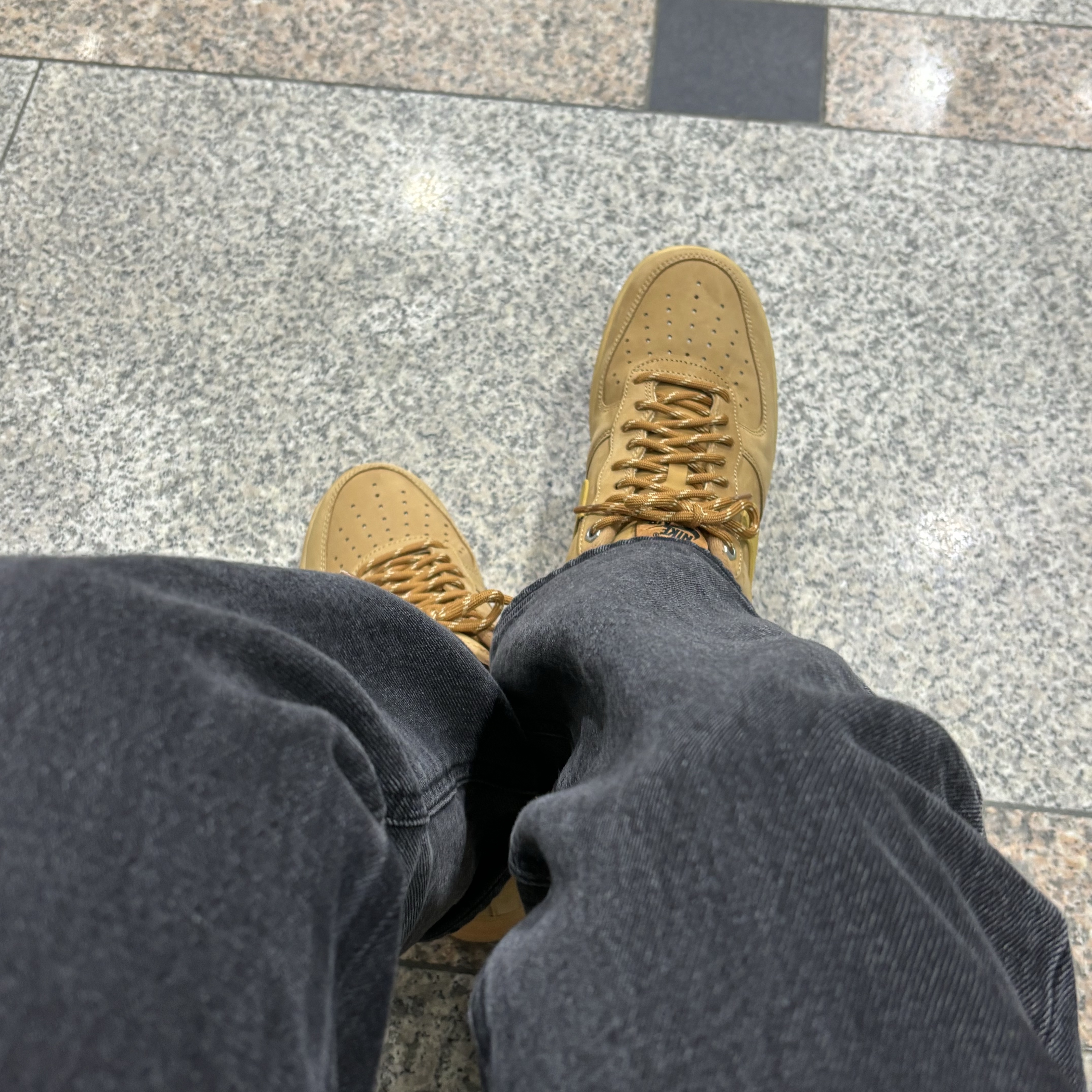 Nike Air Force 1 '07 WB Flax 착용 스타일