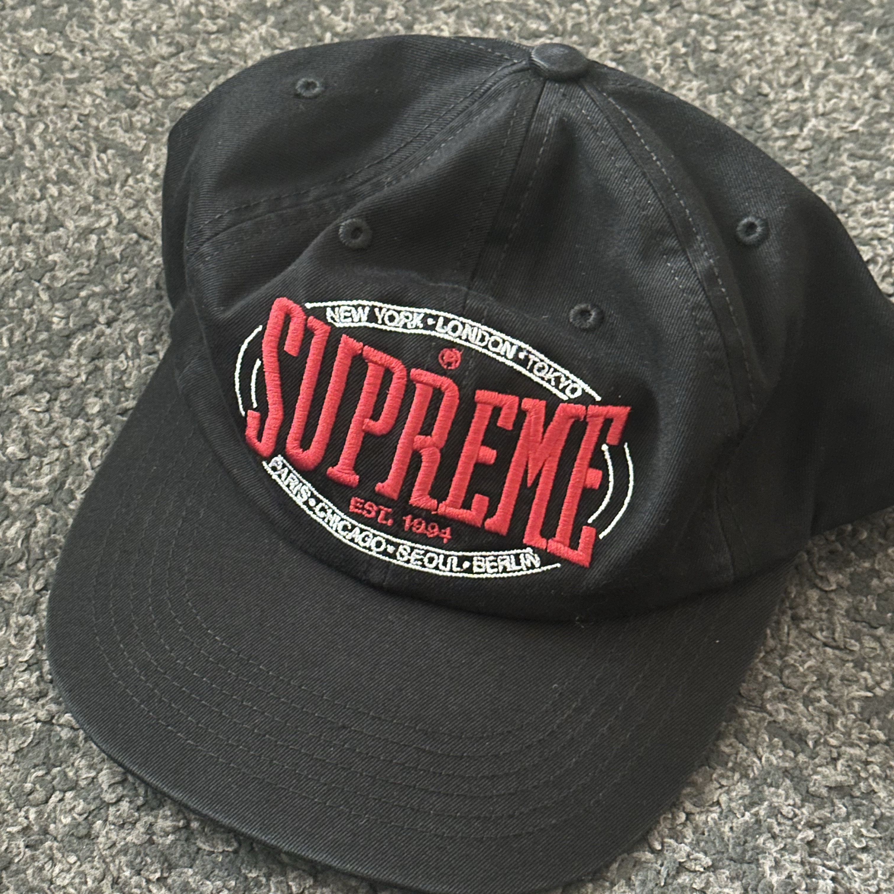 Supreme Warm Up 6-Panel Black - 23FW 착용 스타일 - 2