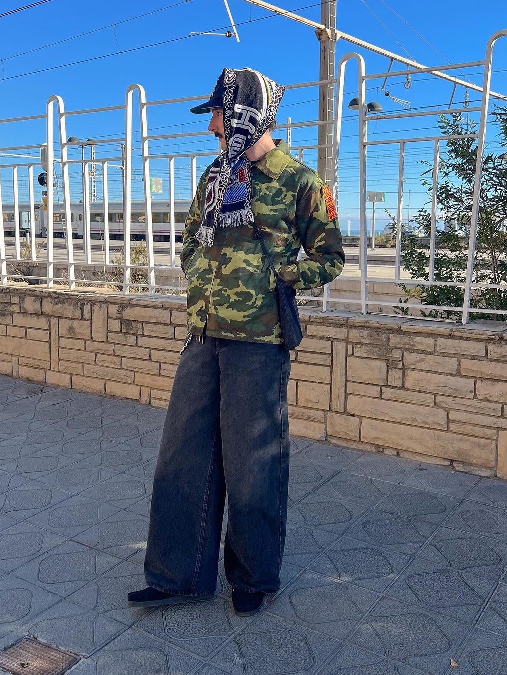 Palace Waffle Longsleeve Camo - 24SS, Stussy Stock Camo T-Shirt Camo White 착용 스타일 - 4