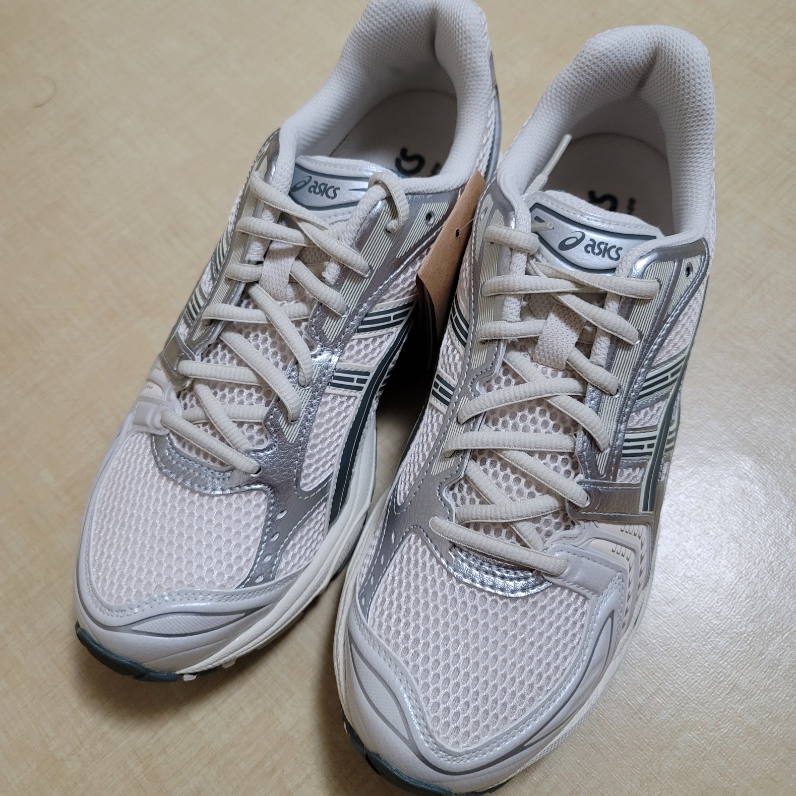 Asics Gel-Kayano 14 Birch Dark Pewter 착용 스타일 - 1