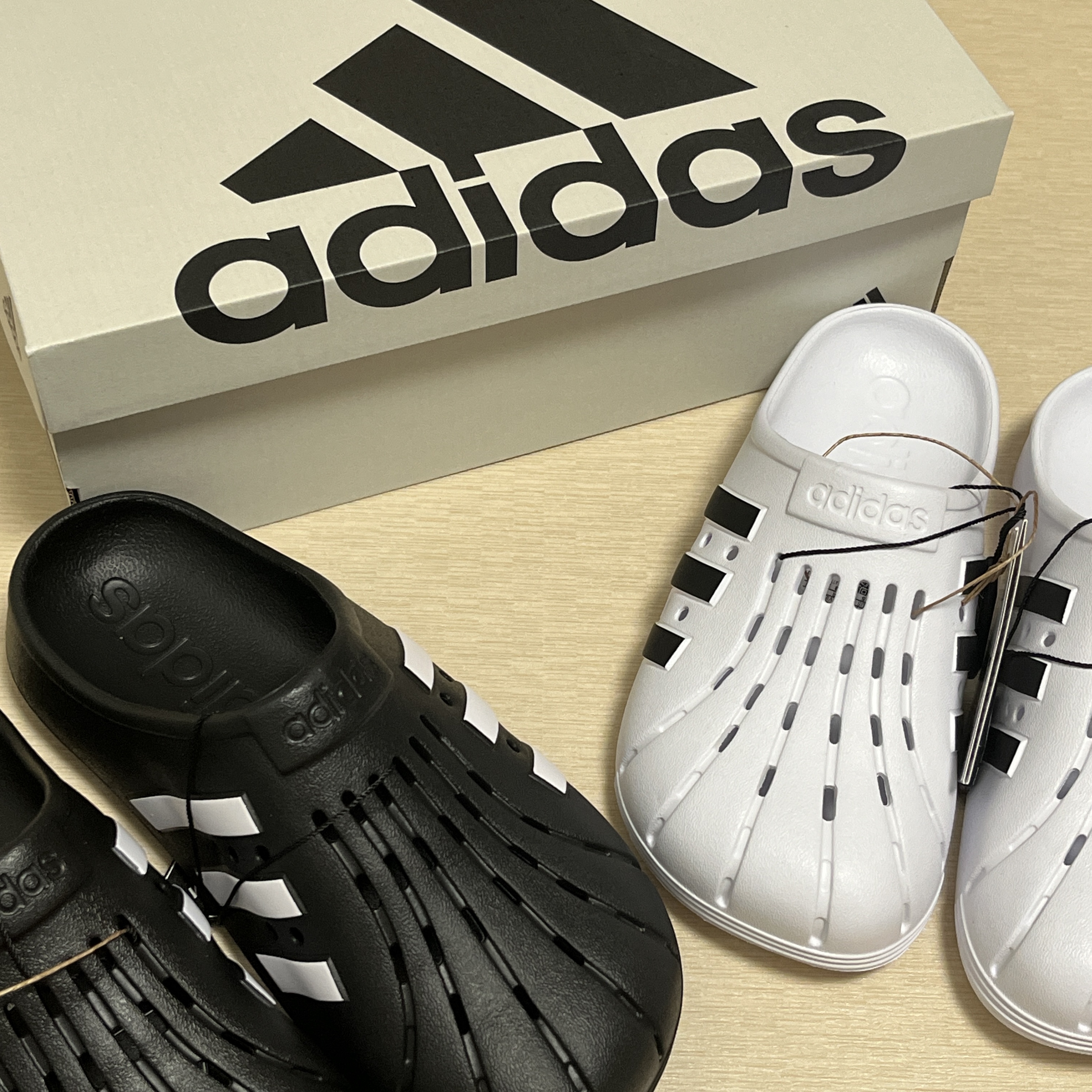 Adidas Adilette Clog White Black 착용 스타일