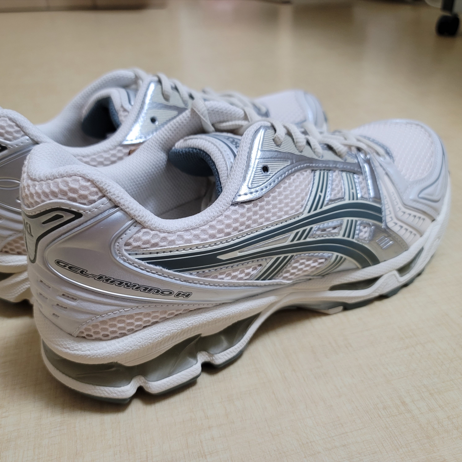 Asics Gel-Kayano 14 Birch Dark Pewter 착용 스타일 - 3