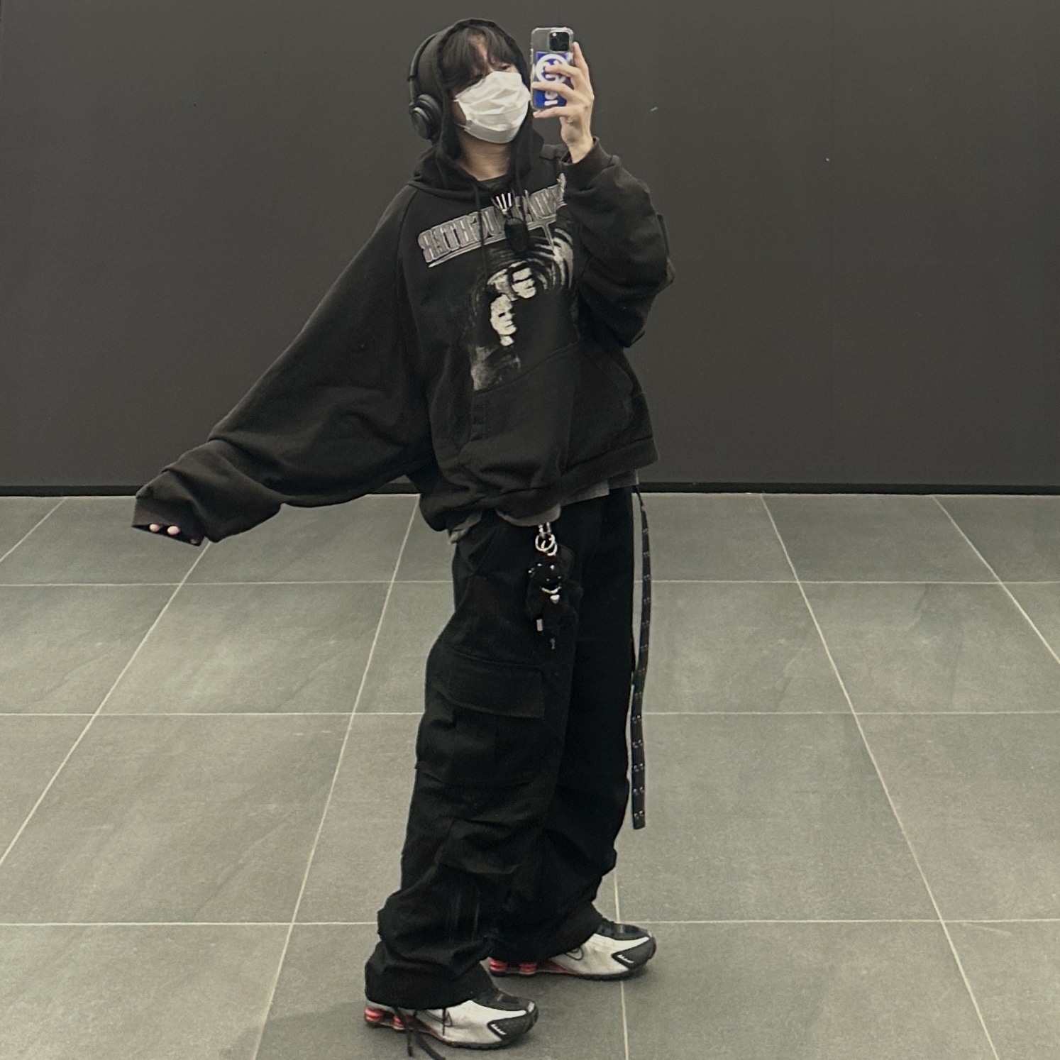Project G/R Mind Slaughter Vintage Washeed Hoodie Black, Nike Shox R4 Black and Metallic Silver 착용 스타일