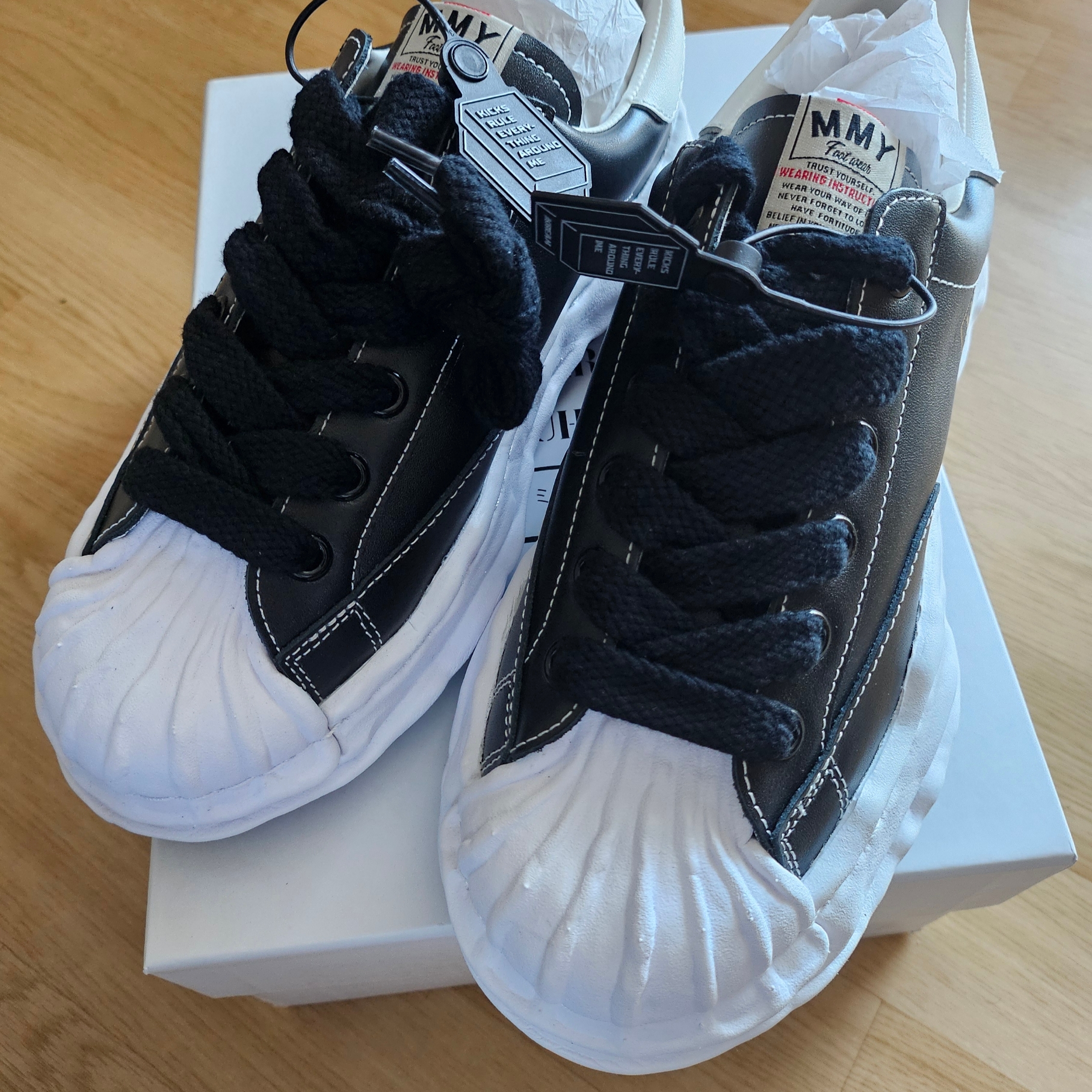 Maison Mihara Yasuhiro Blakey OG Sole Leather Low-top Sneakers Black 착용 스타일 - 2