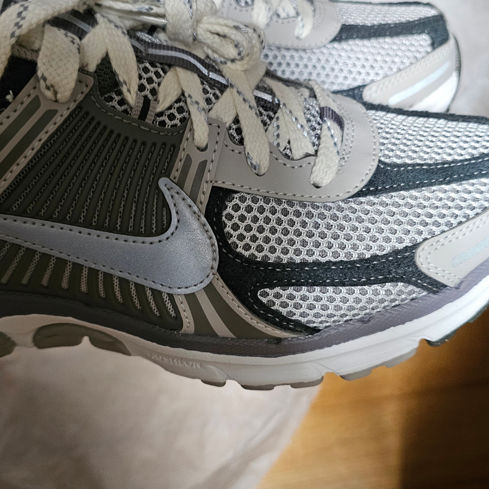 Nike Zoom Vomero 5 PRM Light Iron Ore and Flat Fewter 착용 스타일