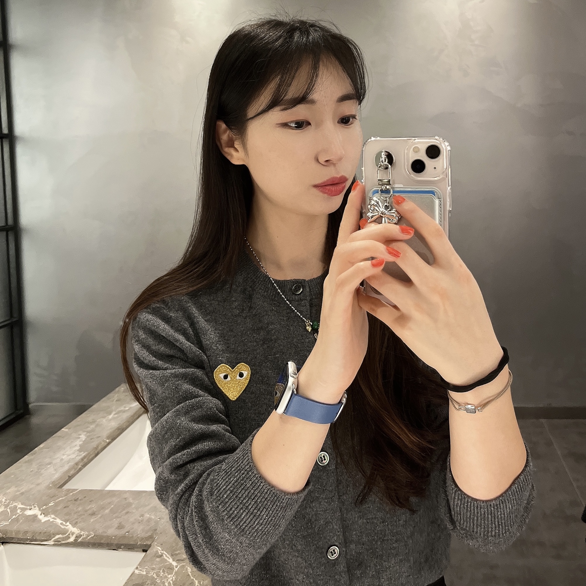 (W) Play Comme des Garcons Gold Heart Knit Cardigan Mid Grey 착용 스타일 - 2