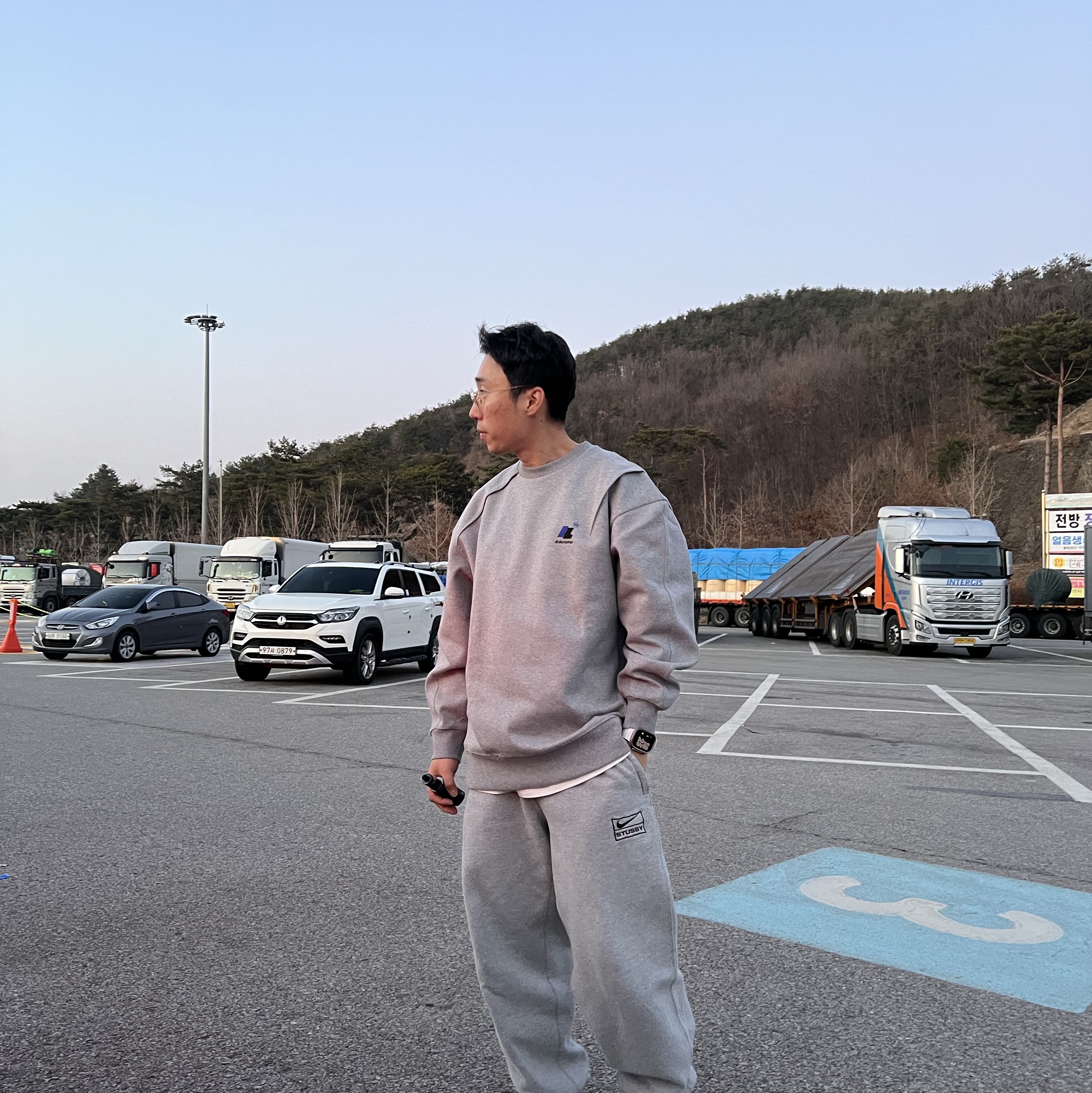Zara x Ader Error Oversize Sweatshirt Grey, Nike x Stussy NRG Fleece Pants Dark Grey Heather (DO9340-063) 착용 스타일 - 2