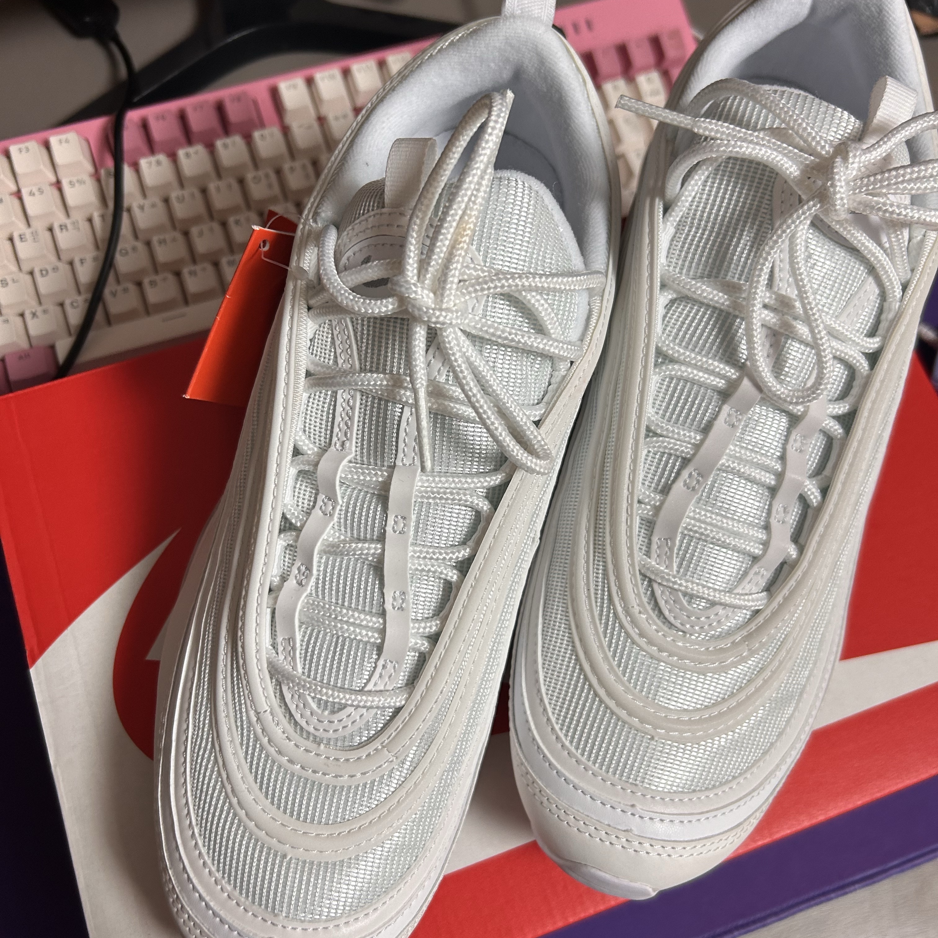 Nike Air Max 97 Triple White Wolf Grey 착용 스타일 - 2