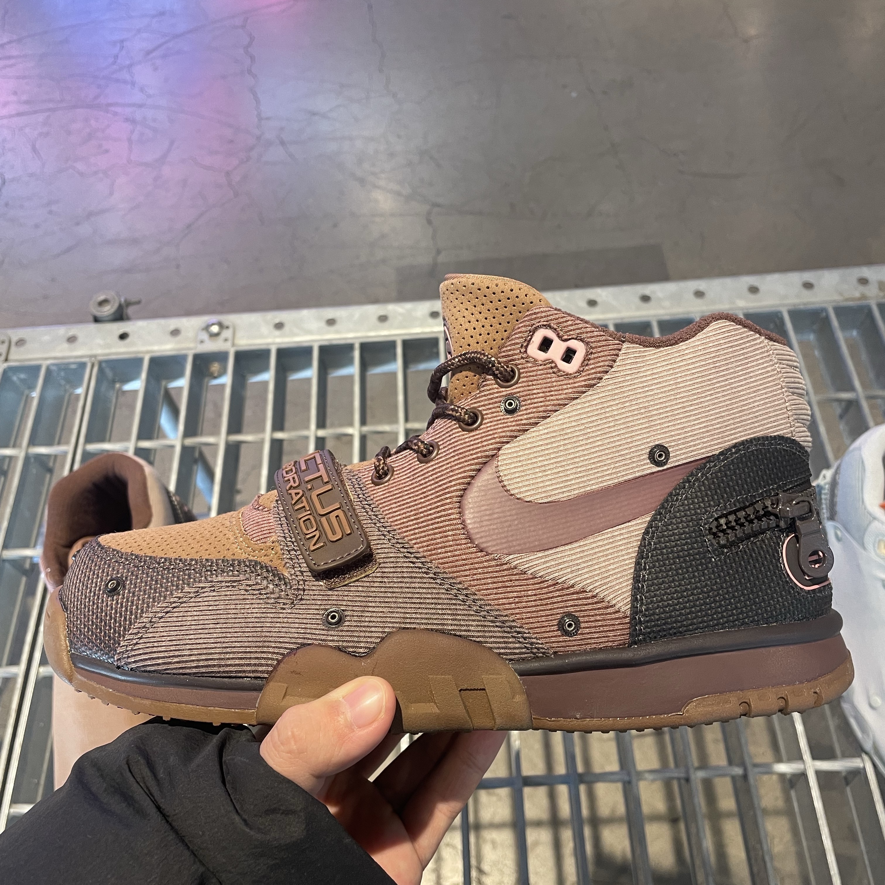 Nike x Travis Scott Air Trainer 1 Archaeo Brown and Rust Pink 착용 스타일