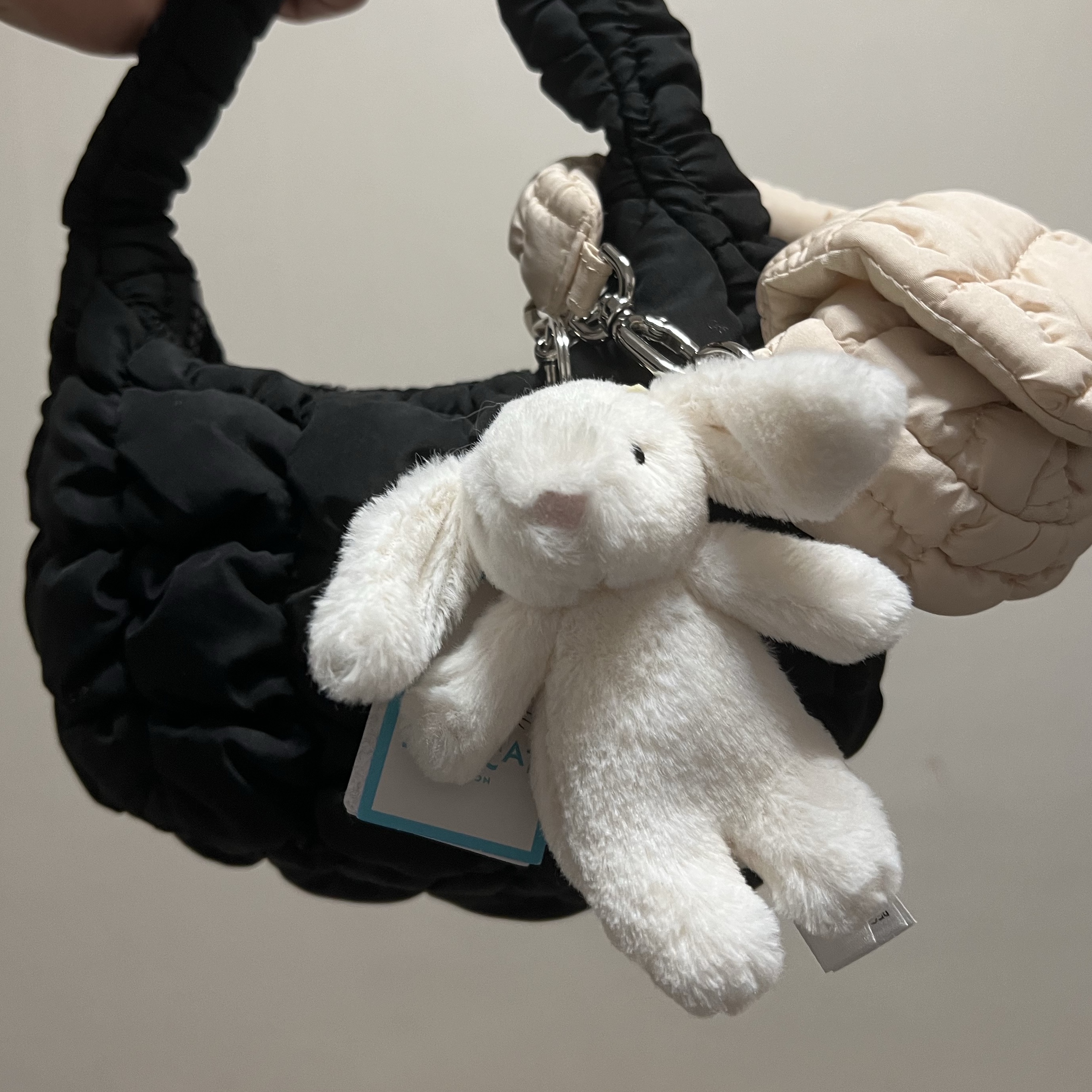 COS Quilted Micro Bag Black, COS Quilted Nano Bag Beige 착용 스타일