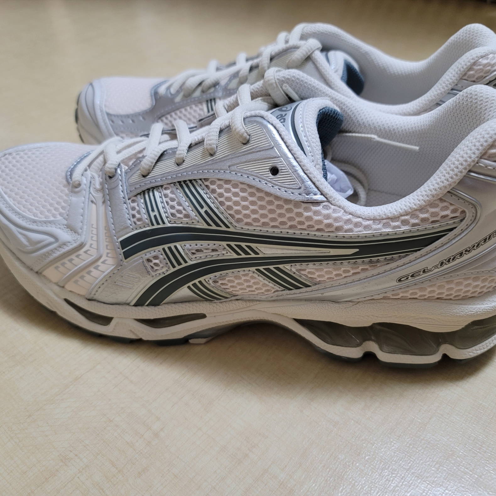 Asics Gel-Kayano 14 Birch Dark Pewter 착용 스타일 - 2