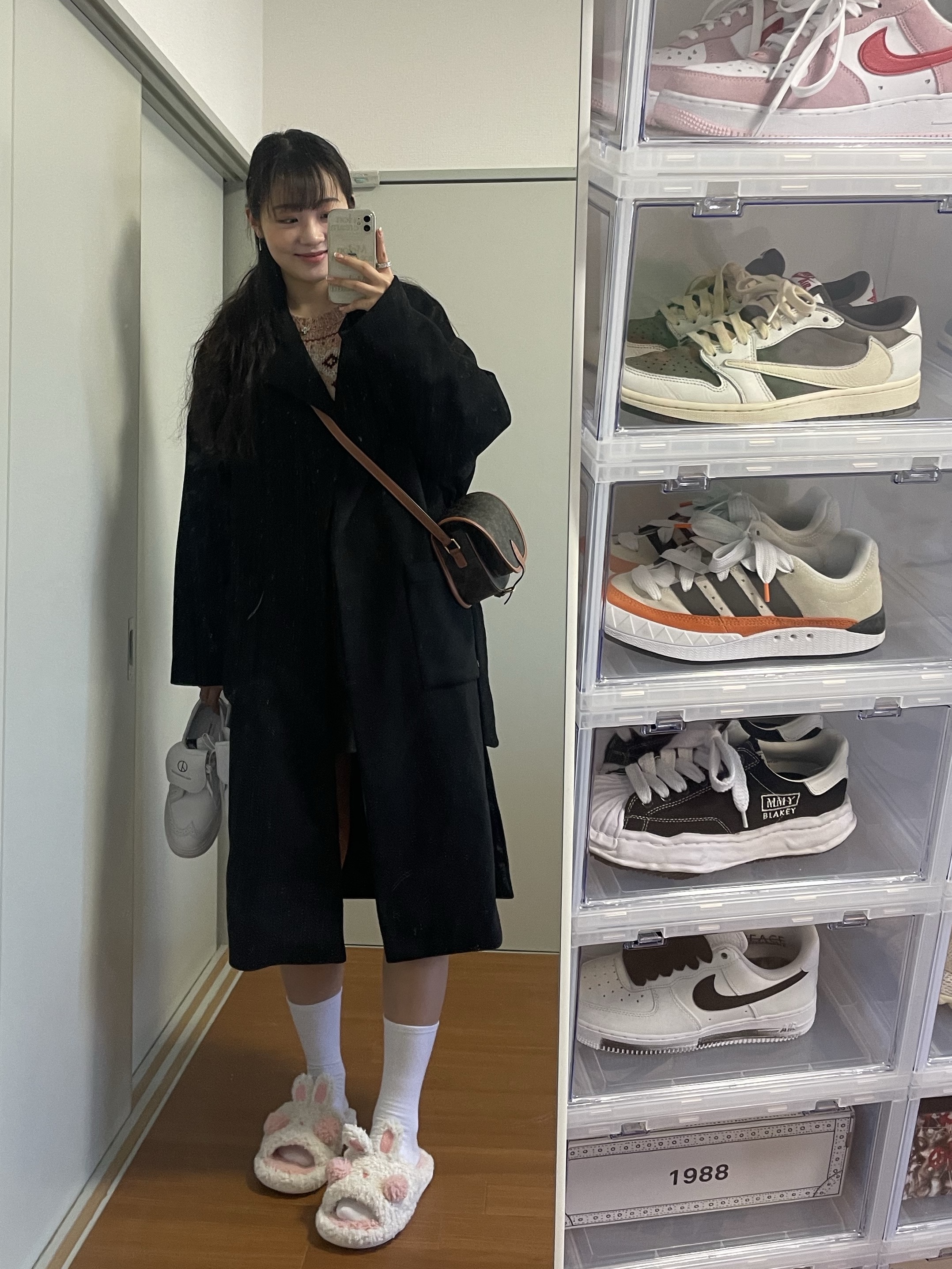 셀린느 트리옹프 캔버스 & 카프스킨 미디움 폴코백 탄 착용 스타일