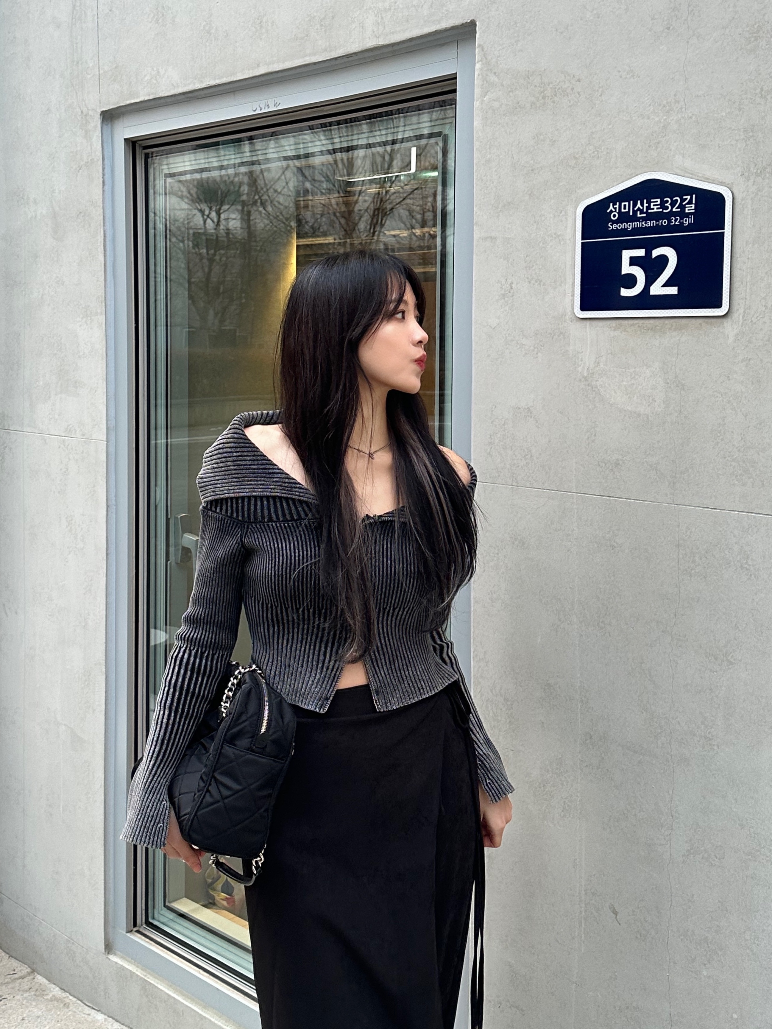 Prada Nylon Quilted Chain Mini Shoulder Bag Black, Jacquemus La Chaine Signature Logo Chain Necklace Silver 착용 스타일 - 4