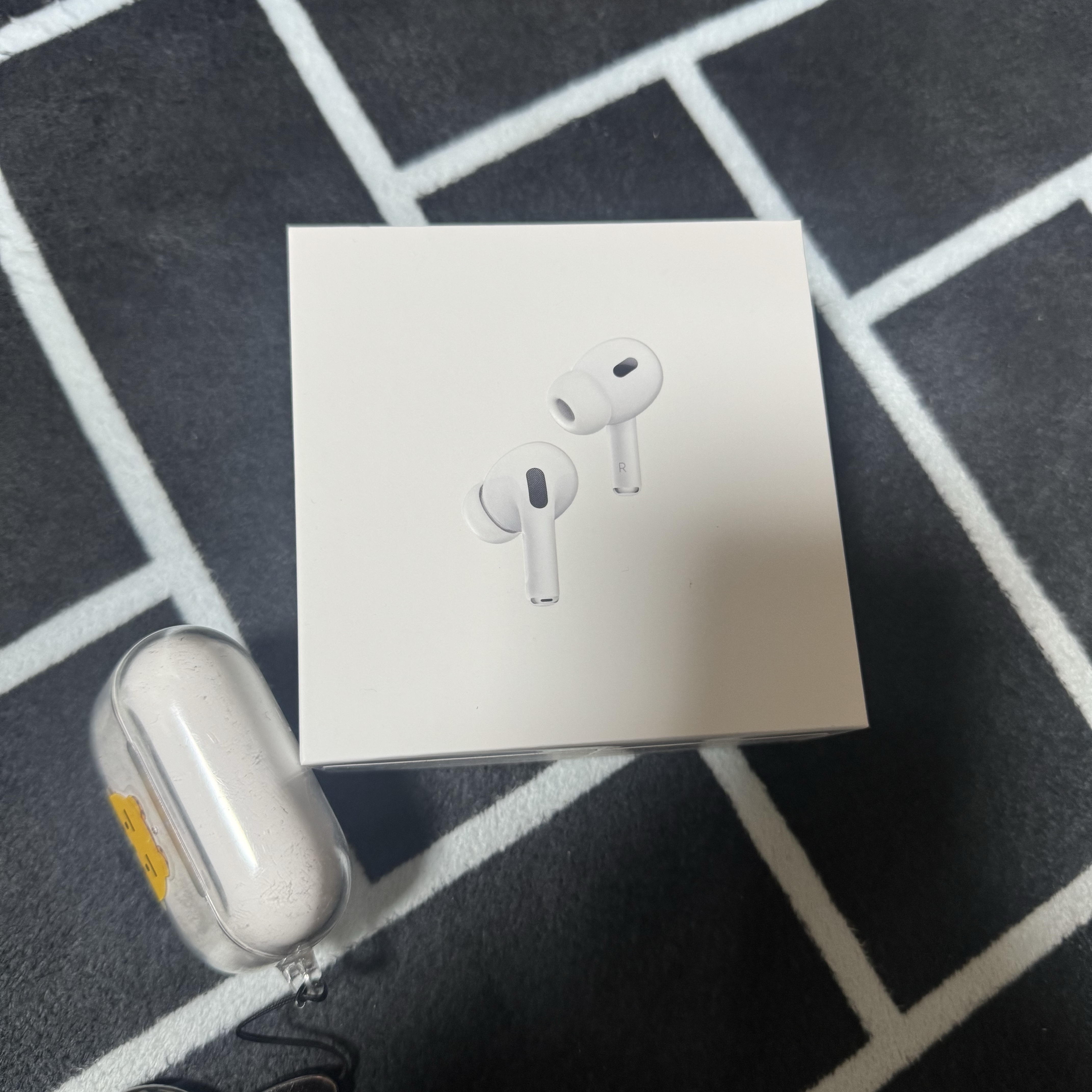 Apple iPhone 15 Pro 256GB White Titanium (Korean Ver.), Apple AirPods Pro 2nd Gen (Korean Ver.) 착용 스타일 - 3