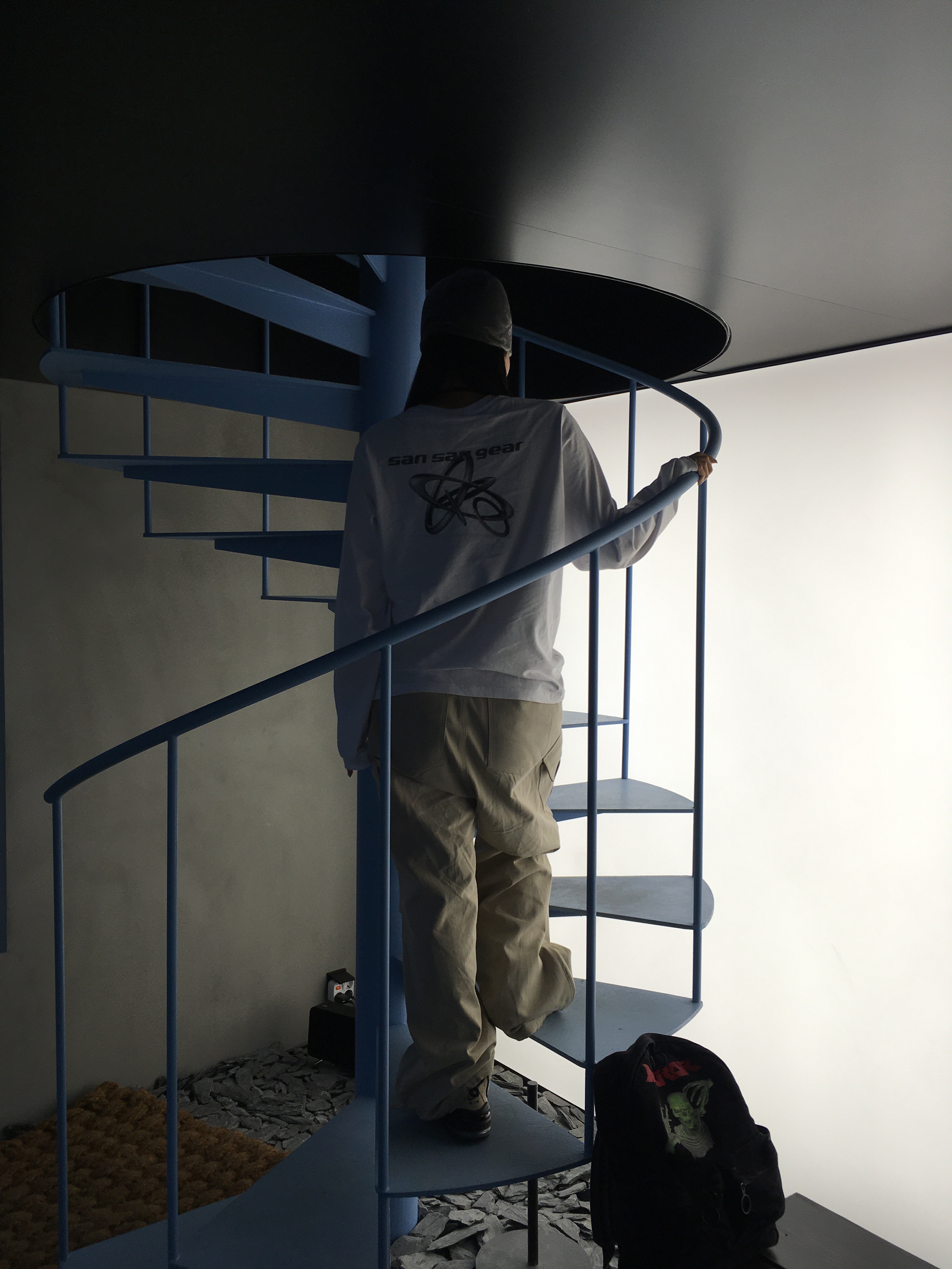 Nonnod Side Zip Cargo Pants Beige, Sansan Gear Logo Beanie Charcoal - 23FW 착용 스타일 - 2