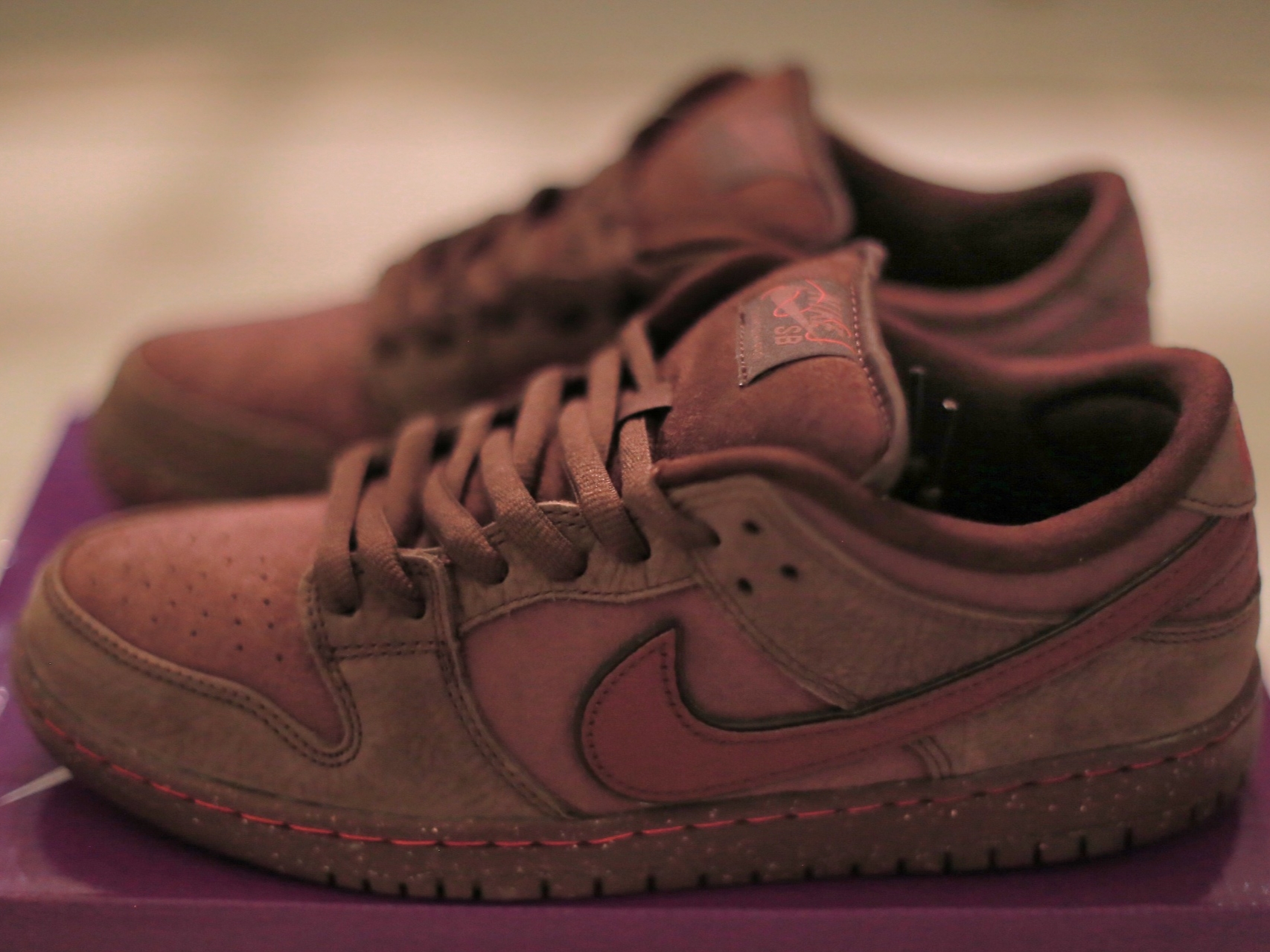Nike SB Dunk Low PRM Burgundy Crush 착용 스타일 - 1