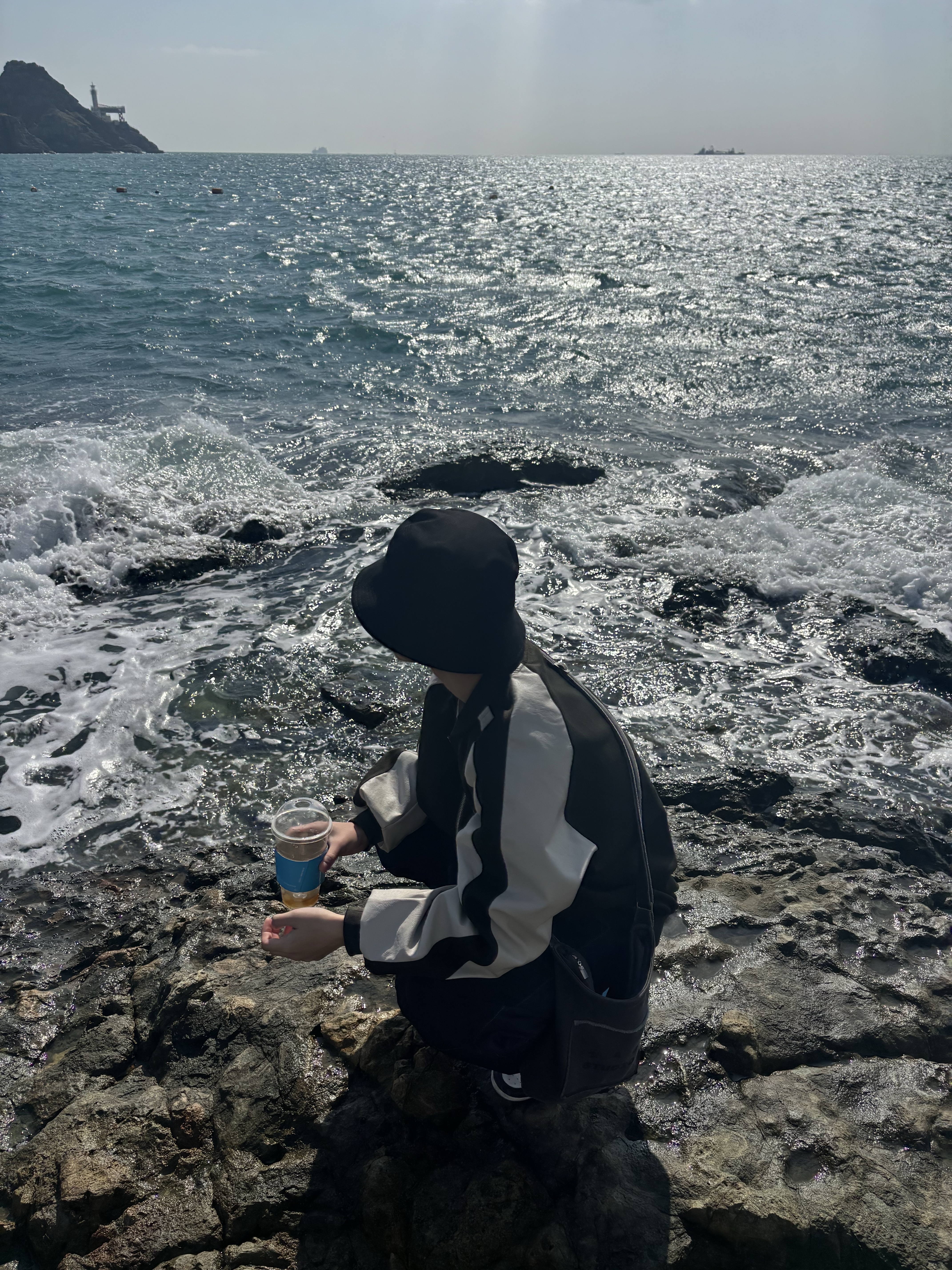 Jordan 1 Retro Low OG Black and Dark Powder Blue 착용 스타일 - 3