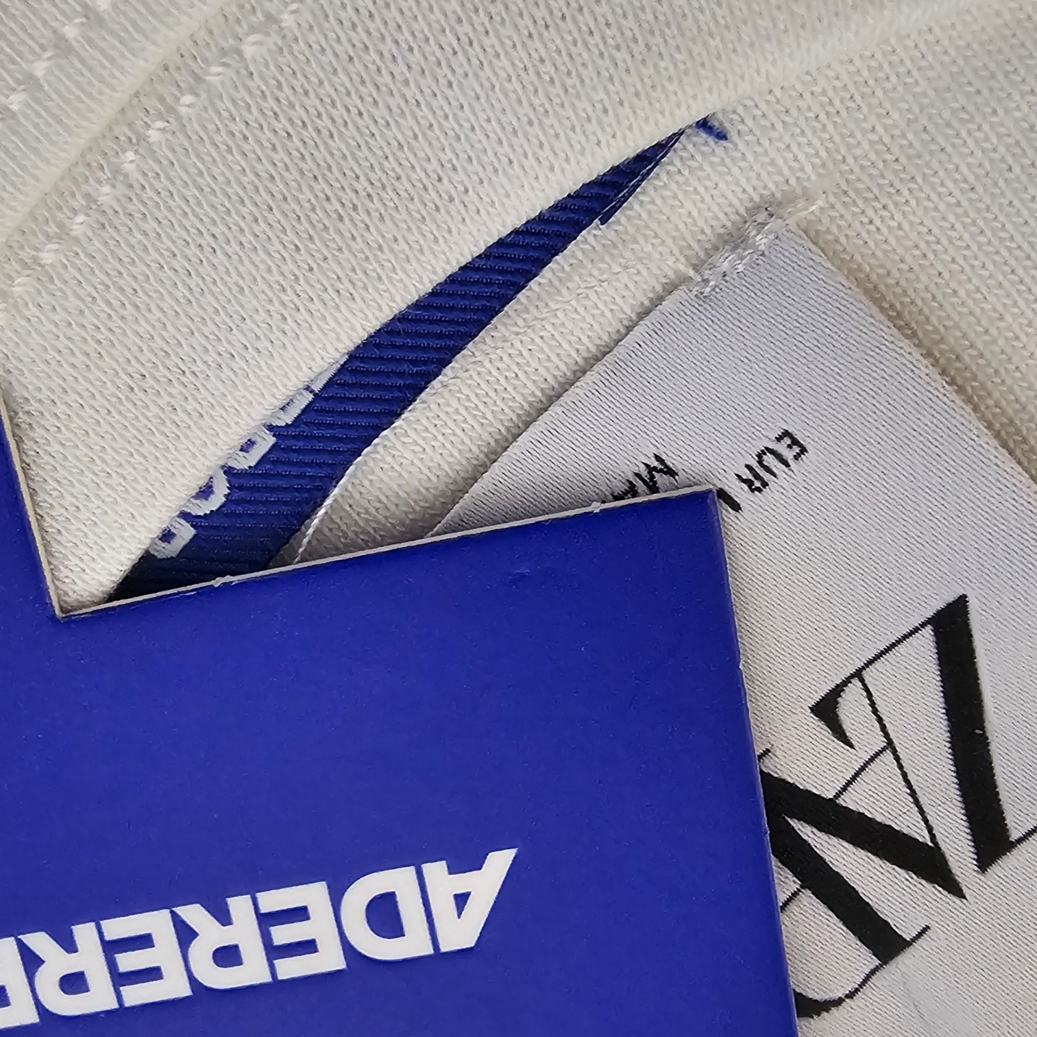 Zara x Ader Error Graphic Long Sleeve T-Shirt Scratch White 착용 스타일