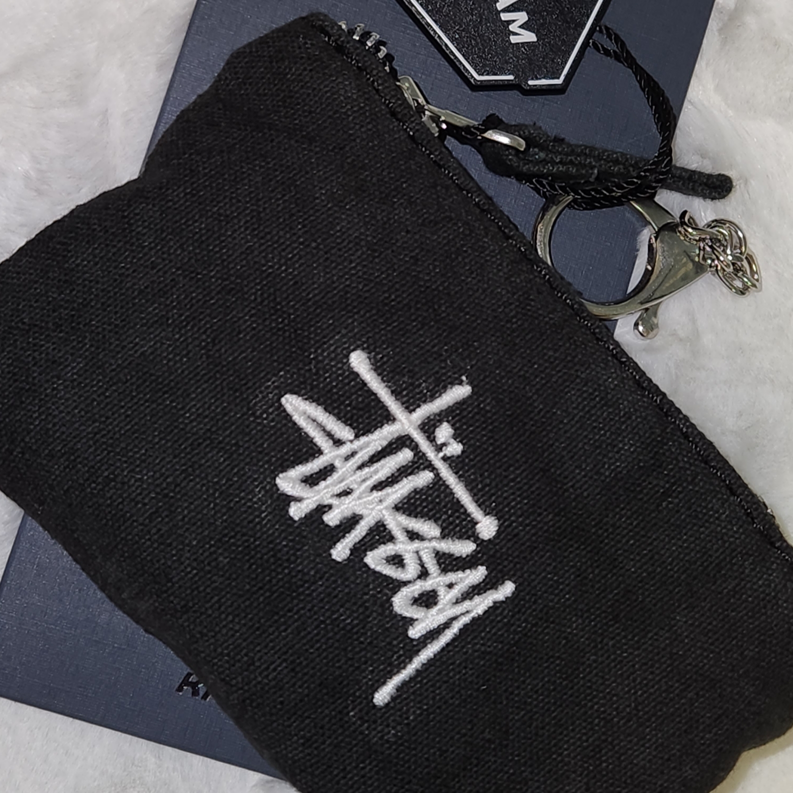 Stussy Canvas Coin Pouch Washed Black 착용 스타일