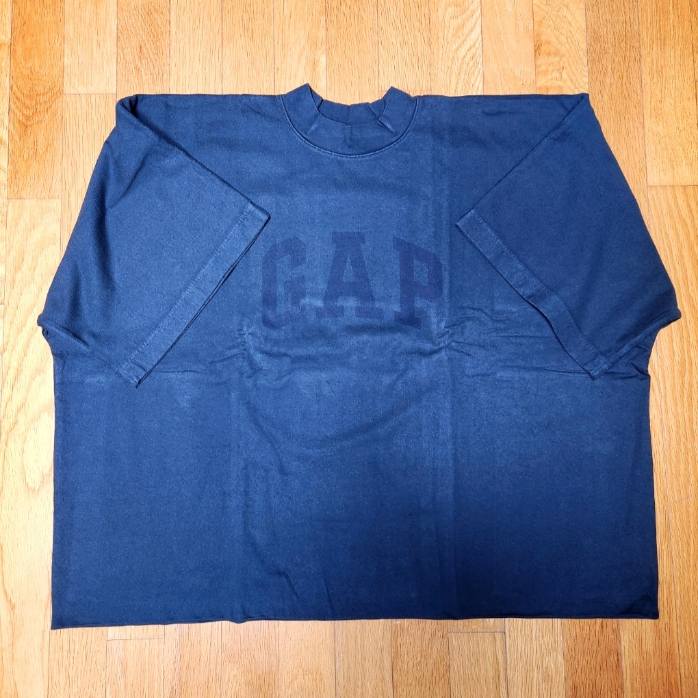 Yeezy Gap Engineered By Balenciaga Dove No Seam T-Shirt Black 착용 스타일 - 1