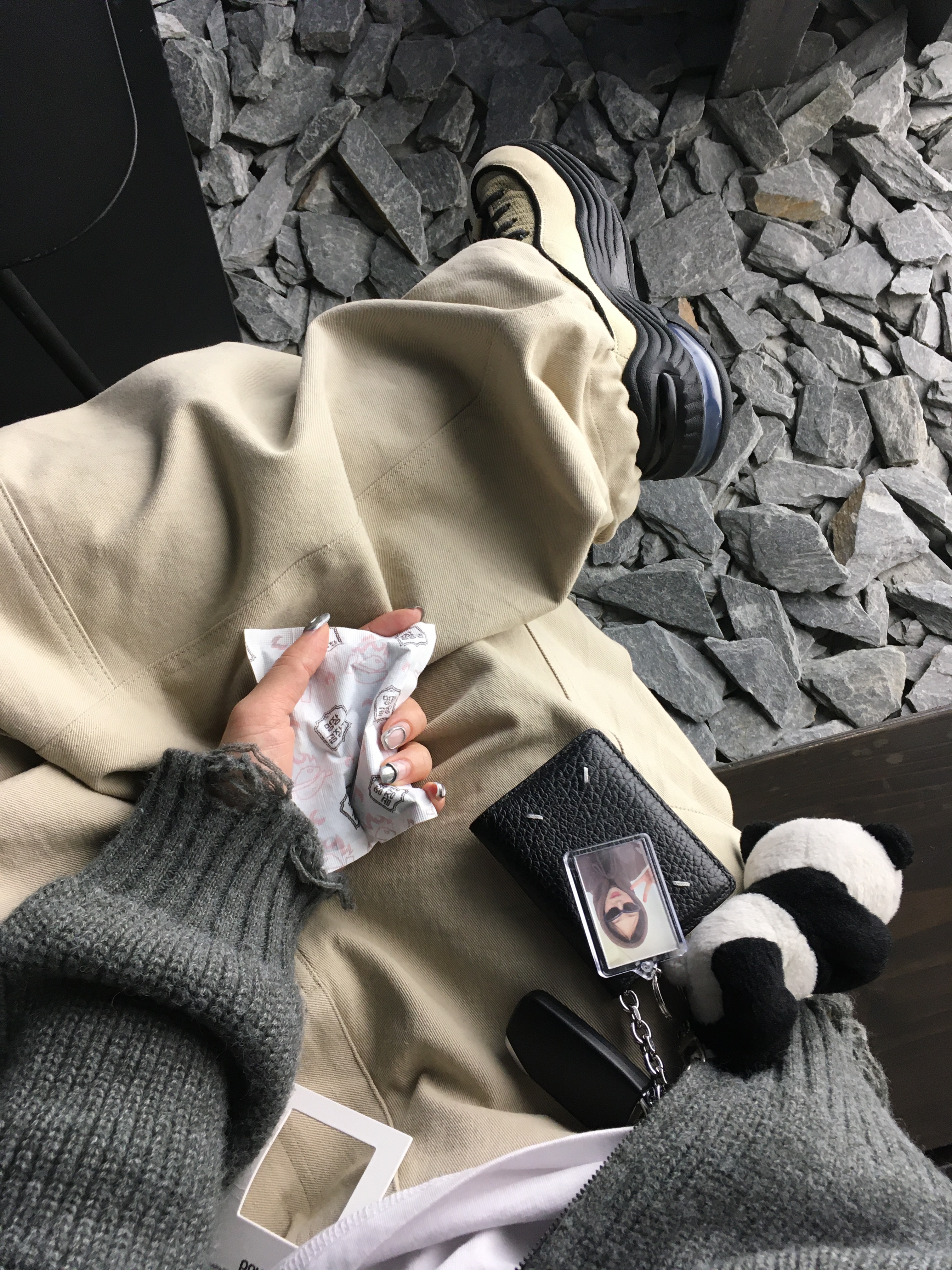Nonnod Side Zip Cargo Pants Beige, Meenoi Selfie Keyring 착용 스타일 - 1