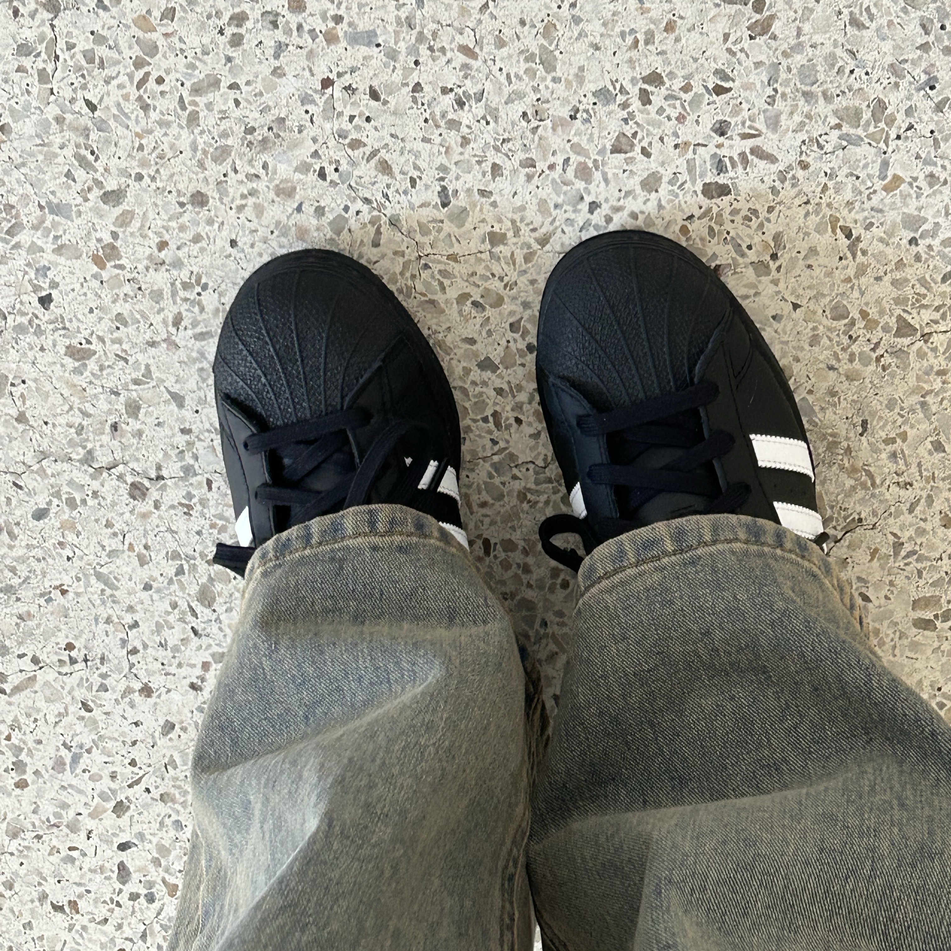 (J) Adidas Superstar Black White 착용 스타일