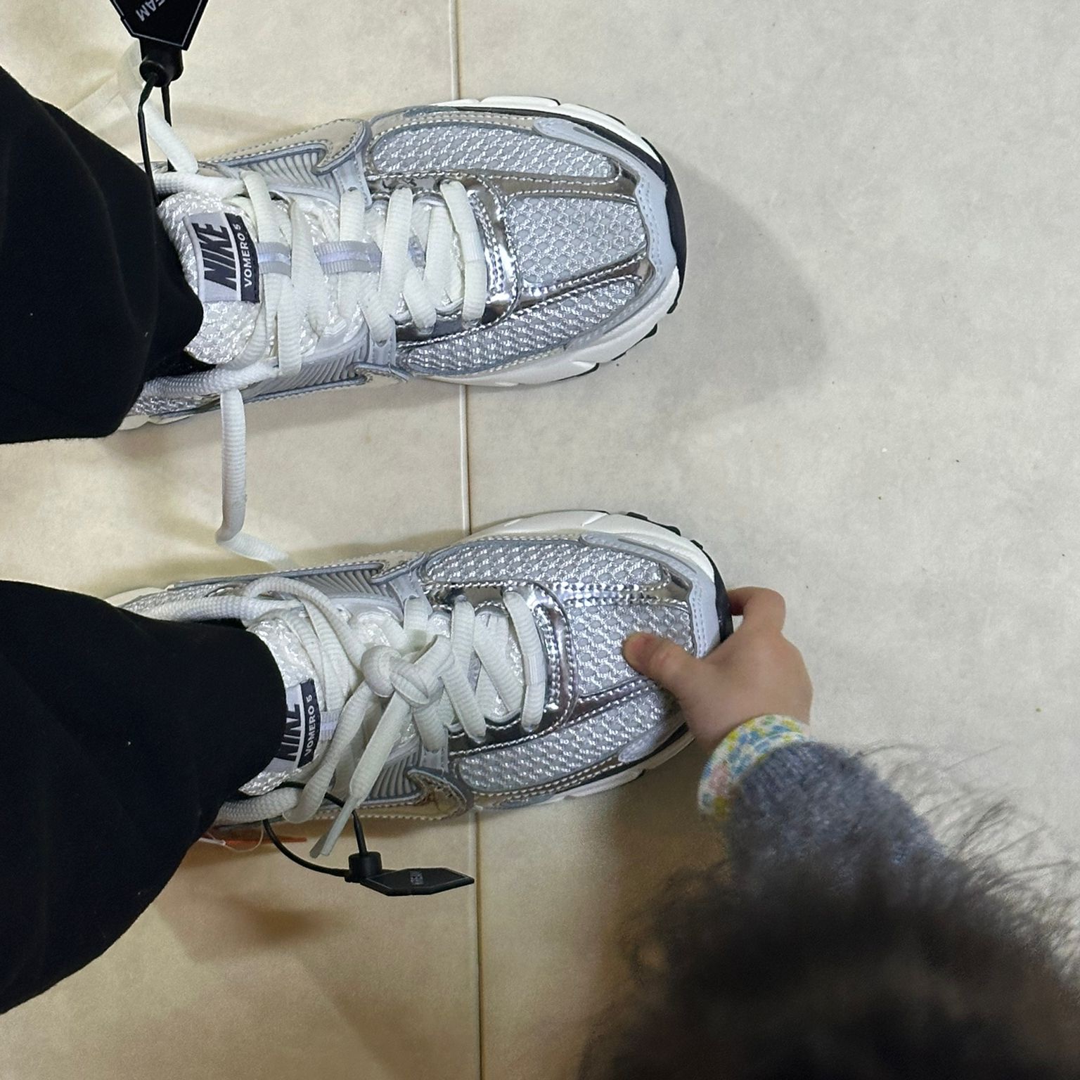 (W) Nike Zoom Vomero 5 Photon Dust and Metallic Silver 착용 스타일