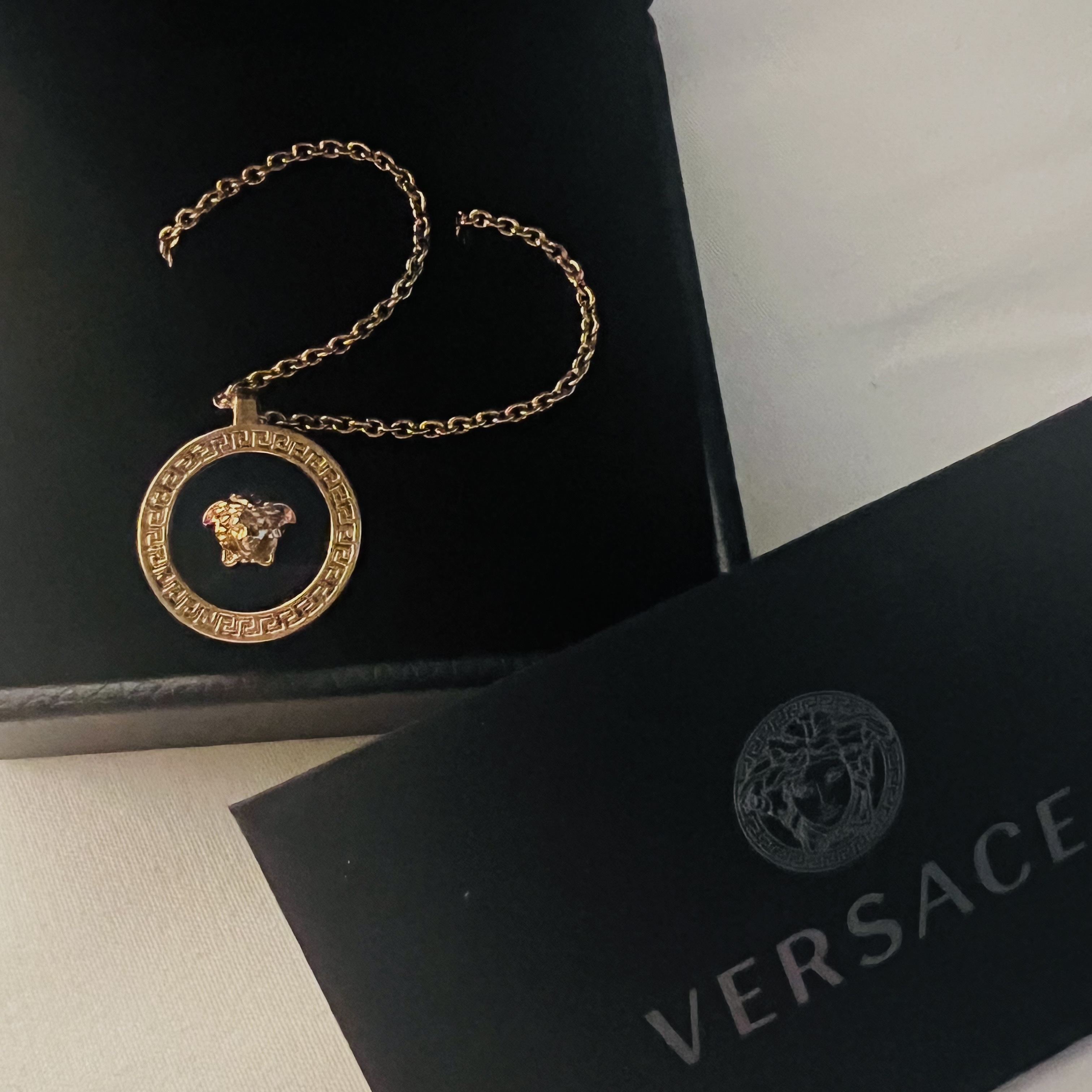 Versace Enamel Medusa Necklace Black Gold 착용 스타일