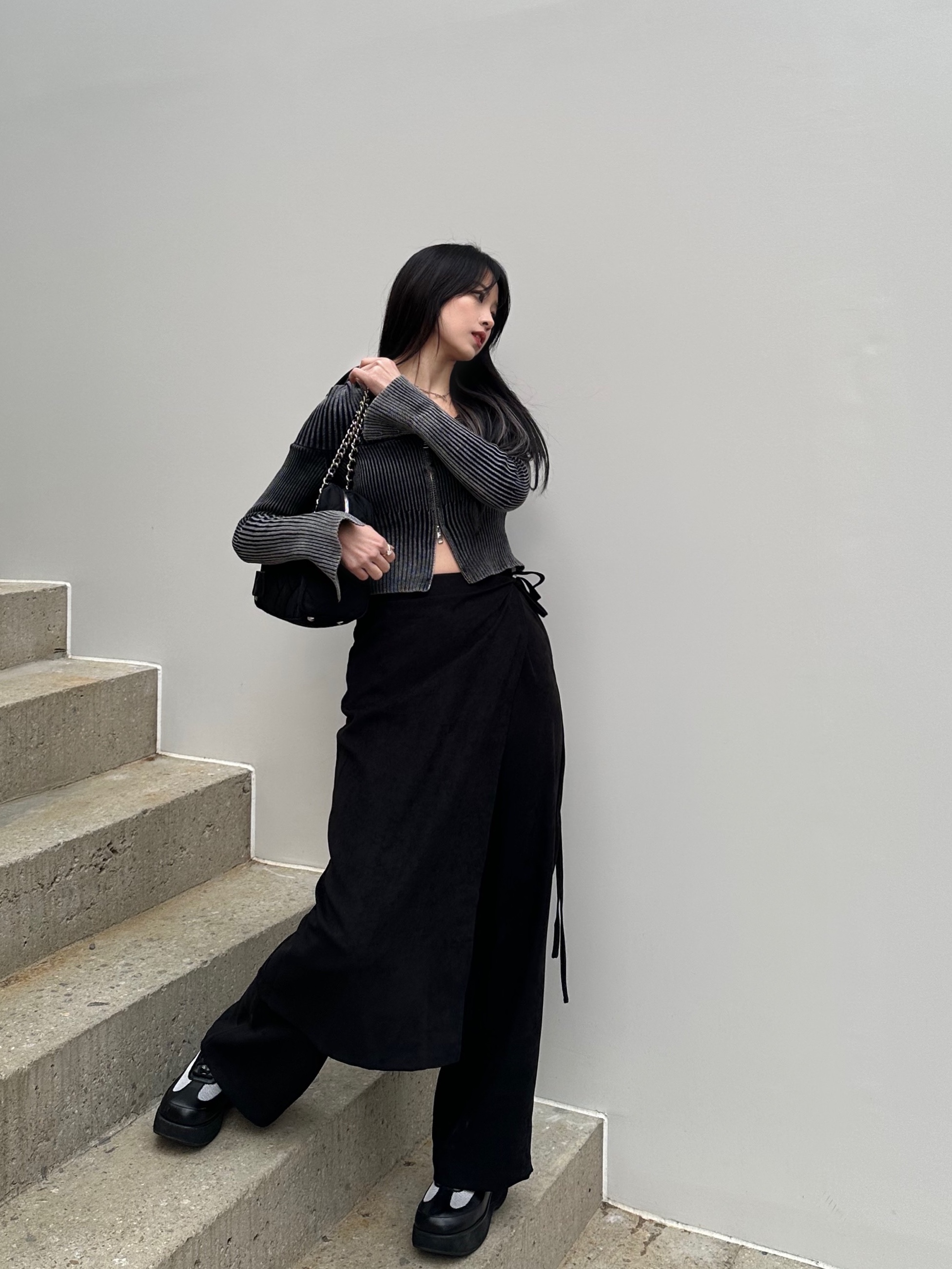 Prada Nylon Quilted Chain Mini Shoulder Bag Black, Jacquemus La Chaine Signature Logo Chain Necklace Silver 착용 스타일 - 1