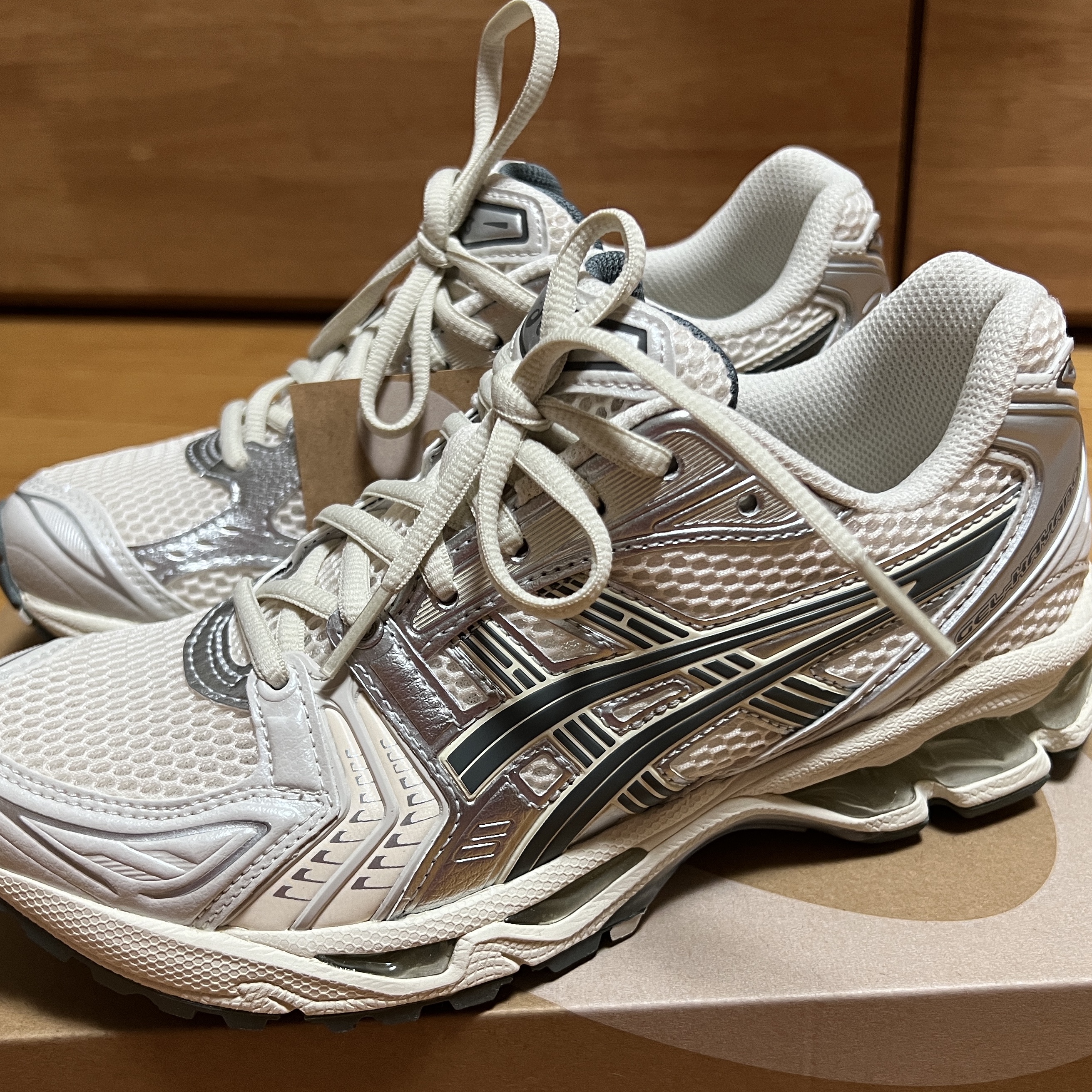 Asics Gel-Kayano 14 Birch Dark Pewter 착용 스타일 - 2