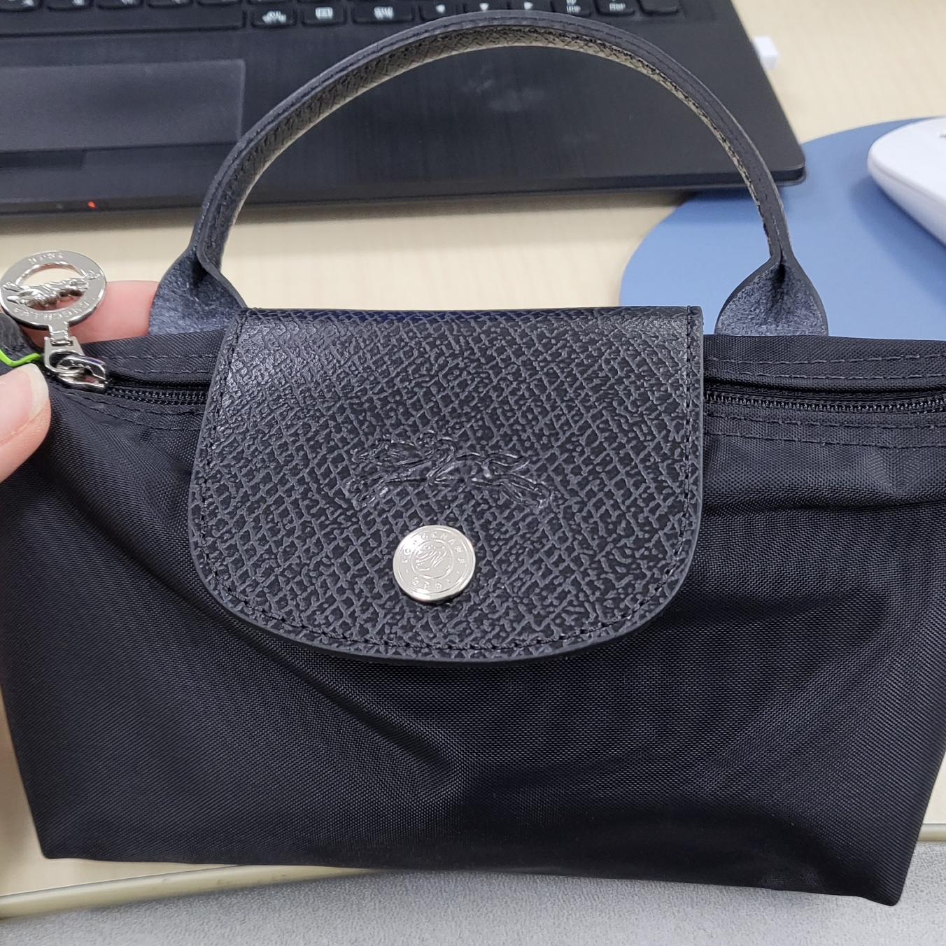 Longchamp Le Pliage Green Handle Pouch Black 착용 스타일 - 2