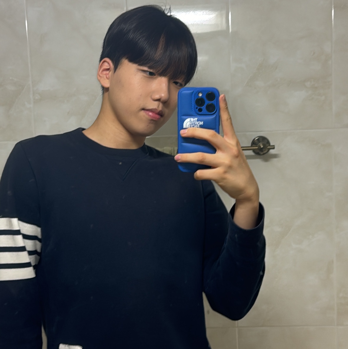Thom Browne Classic Merino Wool Cardigan Navy, Thom Browne Engineered 4-Bar Sweatshirt Navy 착용 스타일 - 2