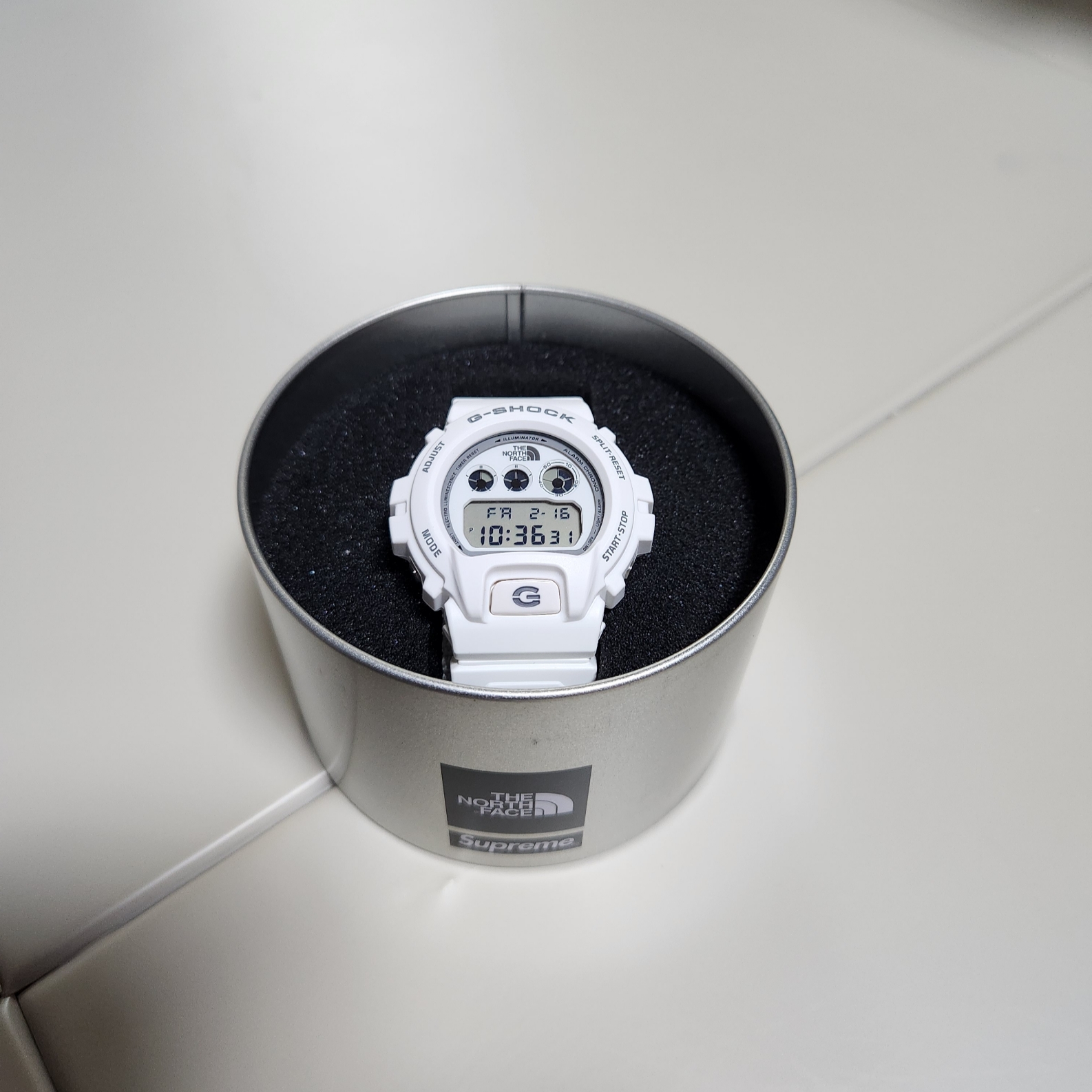 Casio G-Shock x Supreme x The North Face DW-6900 White 착용 스타일 - 5
