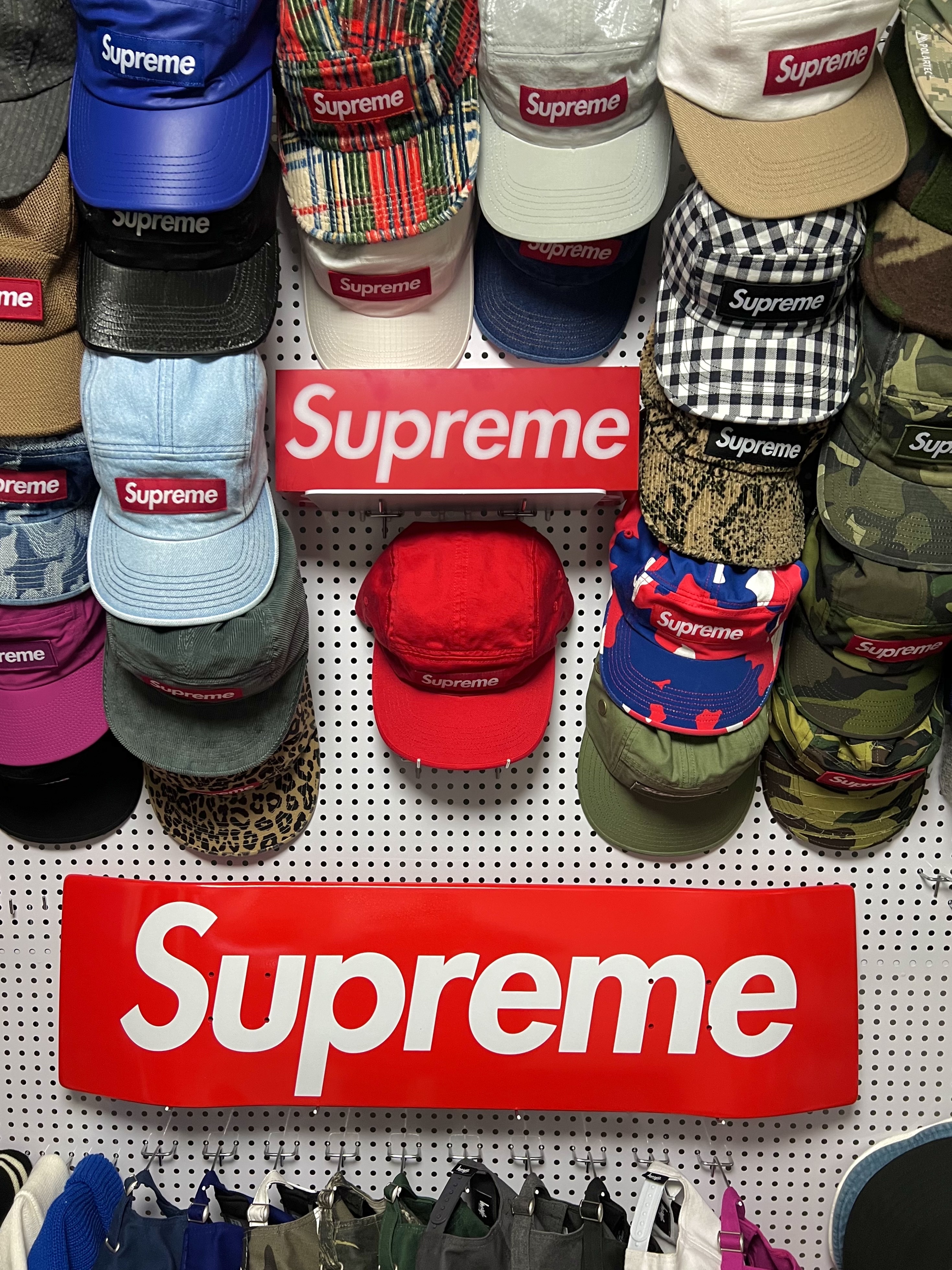 Supreme Uncut Box Logo Skateboard Deck Red - 22SS, Supreme Box Logo Lamp Red - 23FW 착용 스타일
