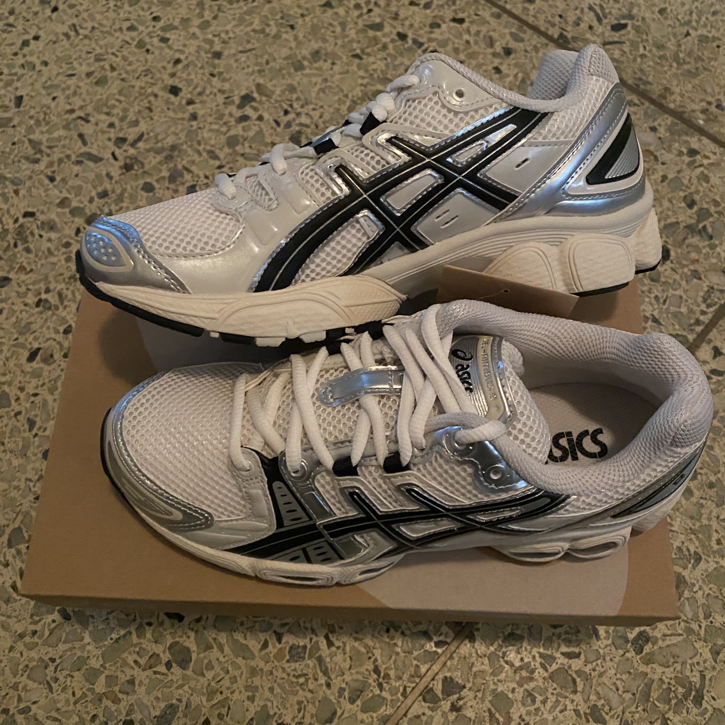 Asics Gel-Nimbus 9 Cream Black 착용 스타일